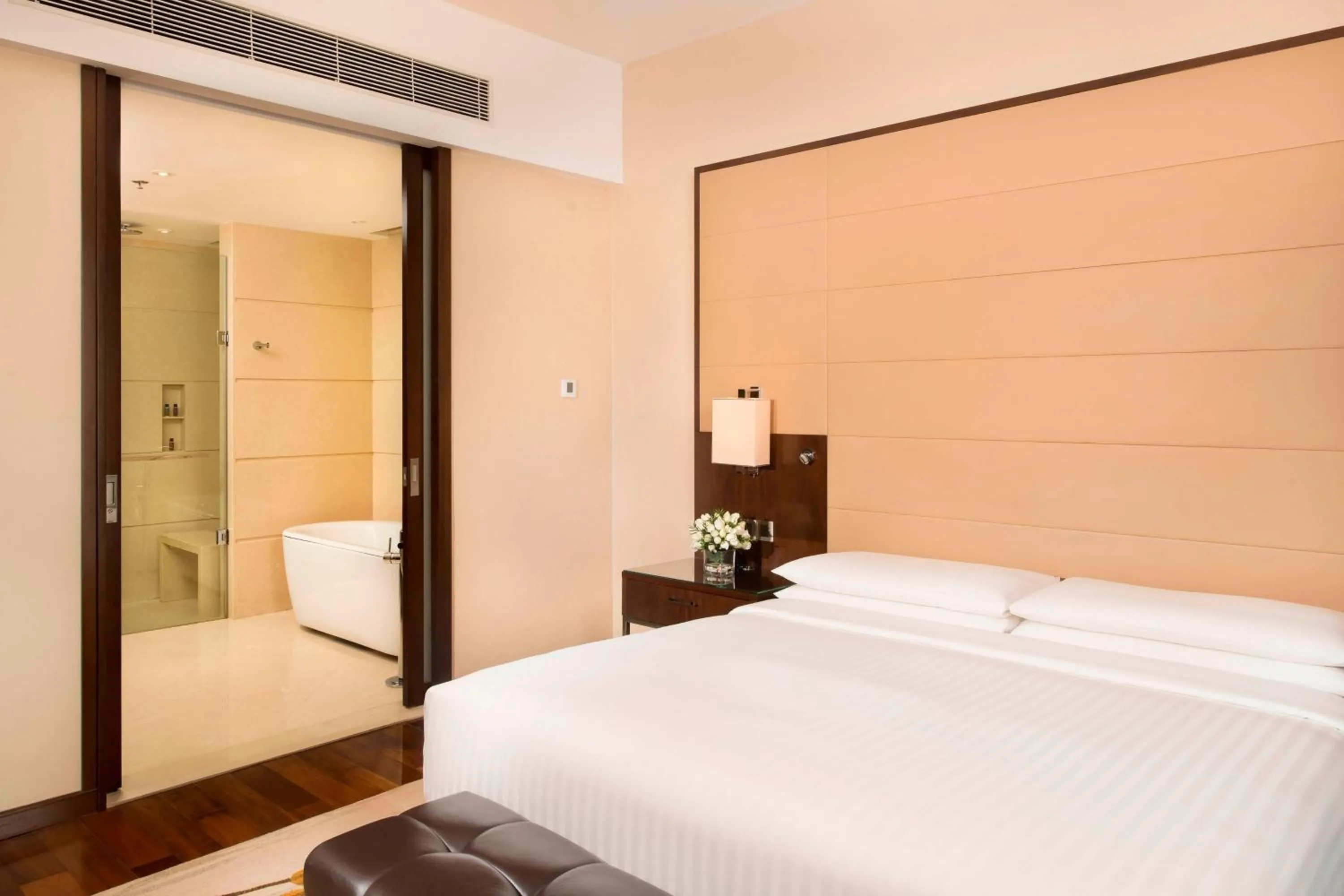 Photo of the whole room, Bed in Kochi Marriott Hotel