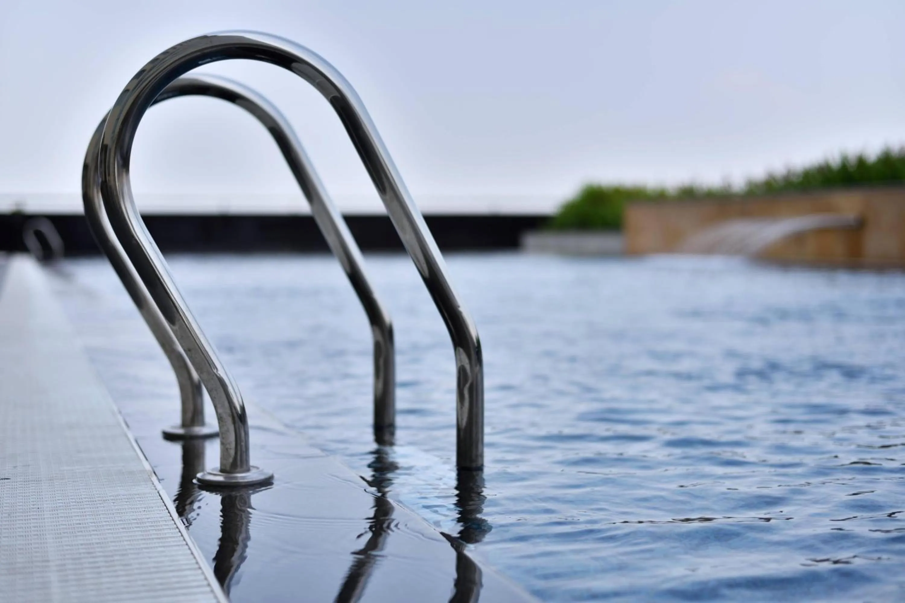 Swimming pool in Kochi Marriott Hotel
