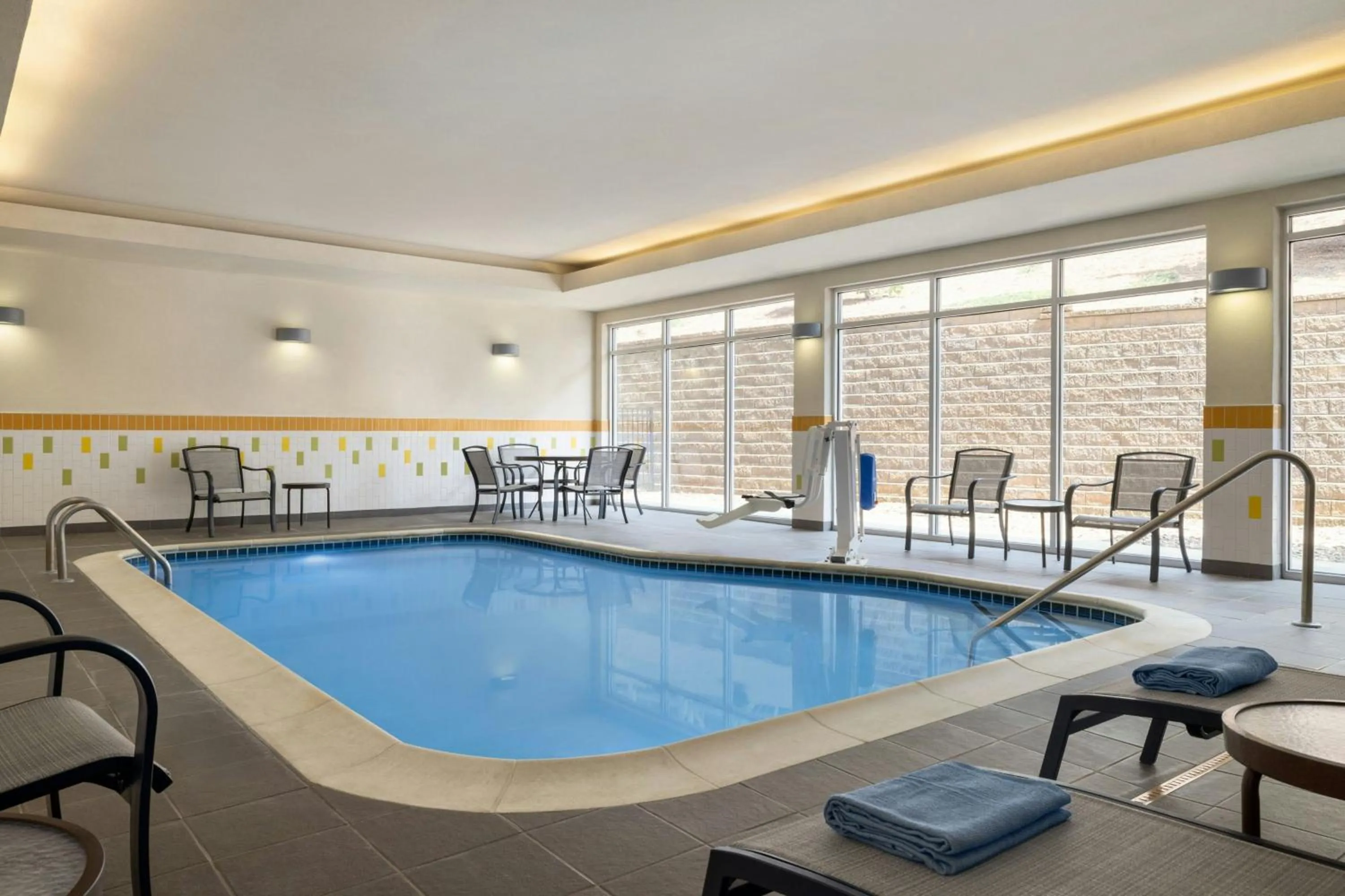 Swimming pool in Fairfield Inn & Suites by Marriott Bristol