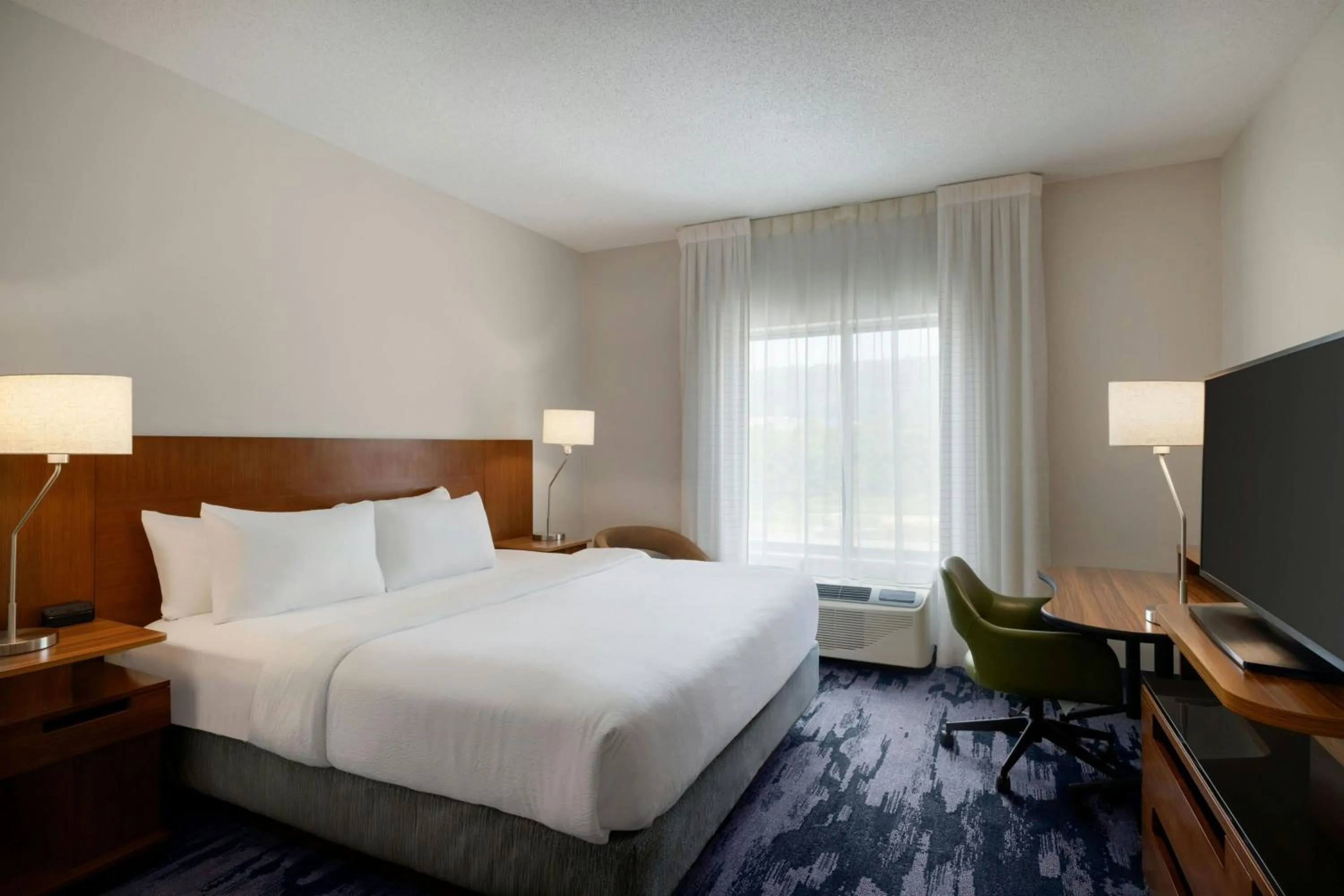 Photo of the whole room, Bed in Fairfield Inn & Suites by Marriott Bristol