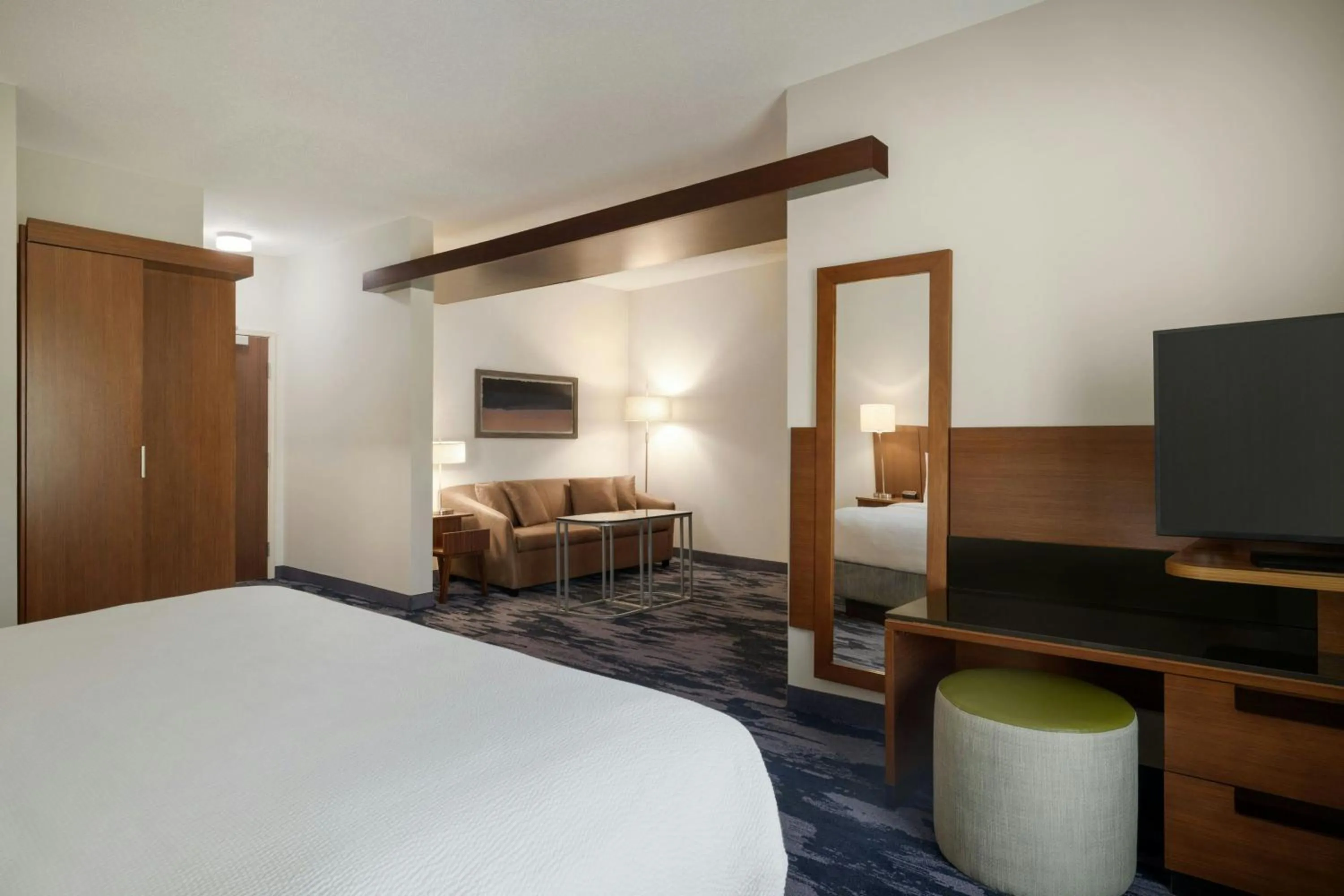 Photo of the whole room, Bed in Fairfield Inn & Suites by Marriott Bristol