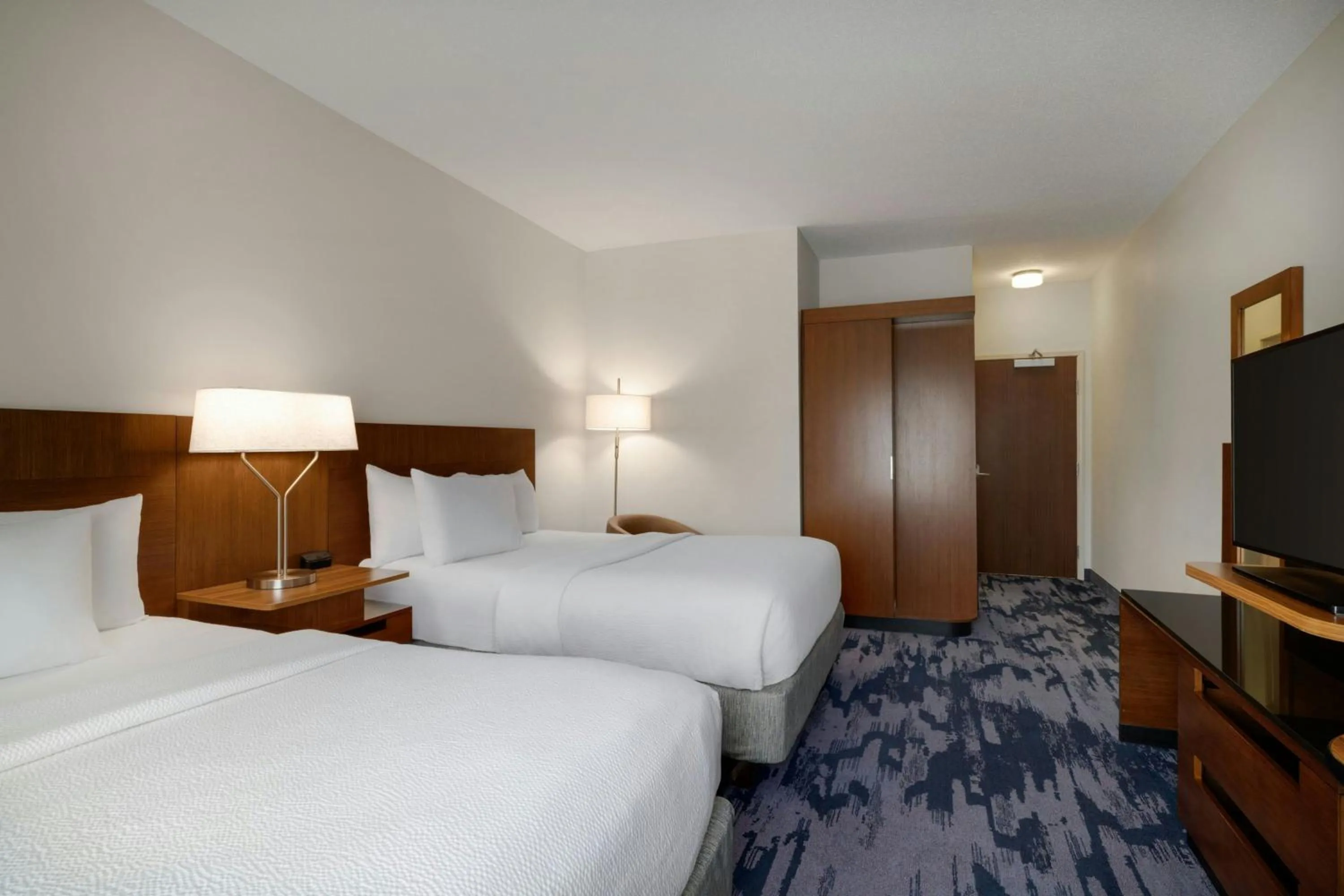 Photo of the whole room, Bed in Fairfield Inn & Suites by Marriott Bristol