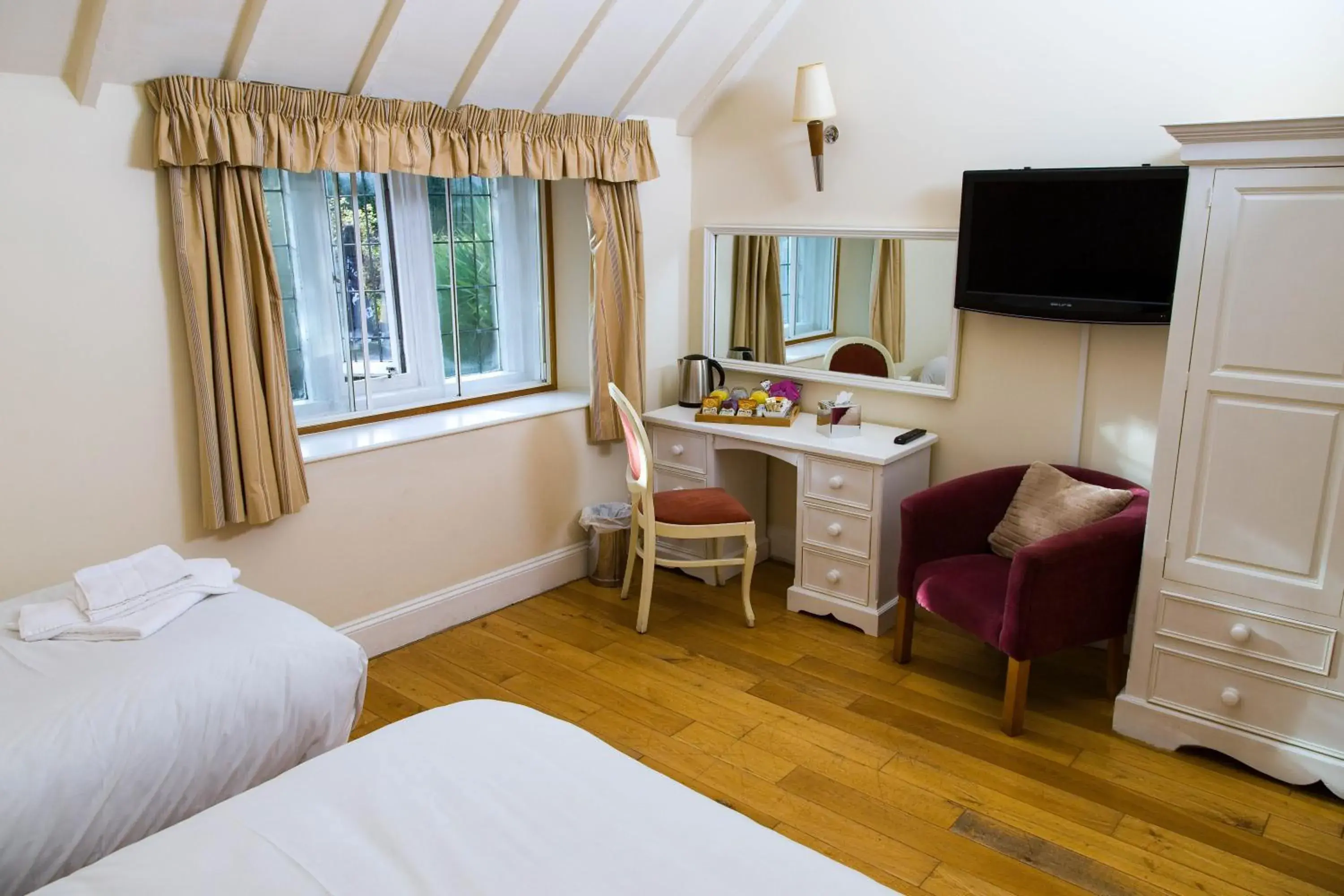 Family Room - single occupancy in The Thatched Cottage Inn Family Room - single occupancy in The Thatched Cottage Inn