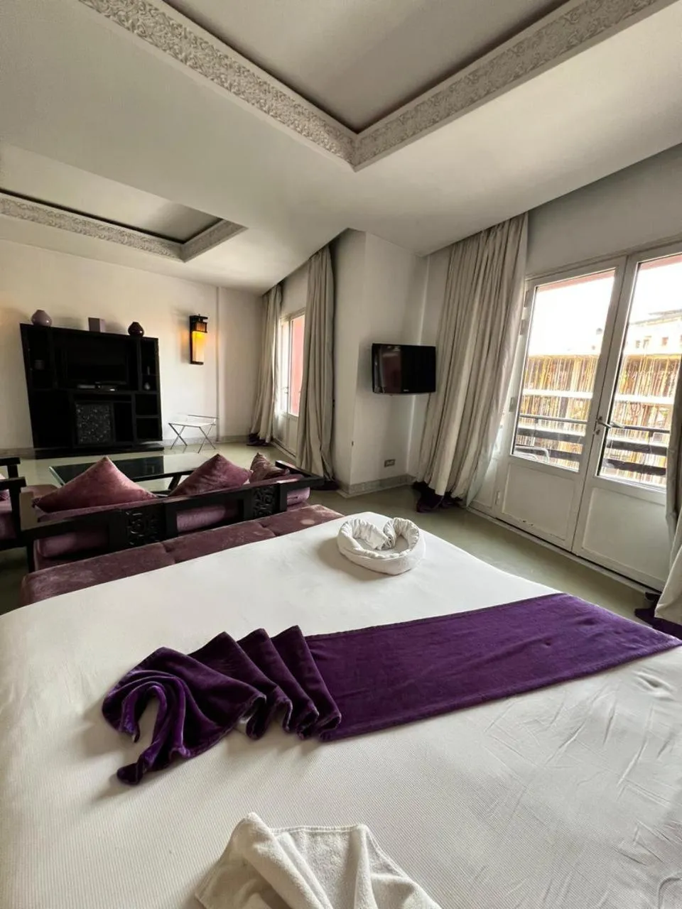 Communal lounge/ TV room, Bed in La Renaissance hôtel Marrakech