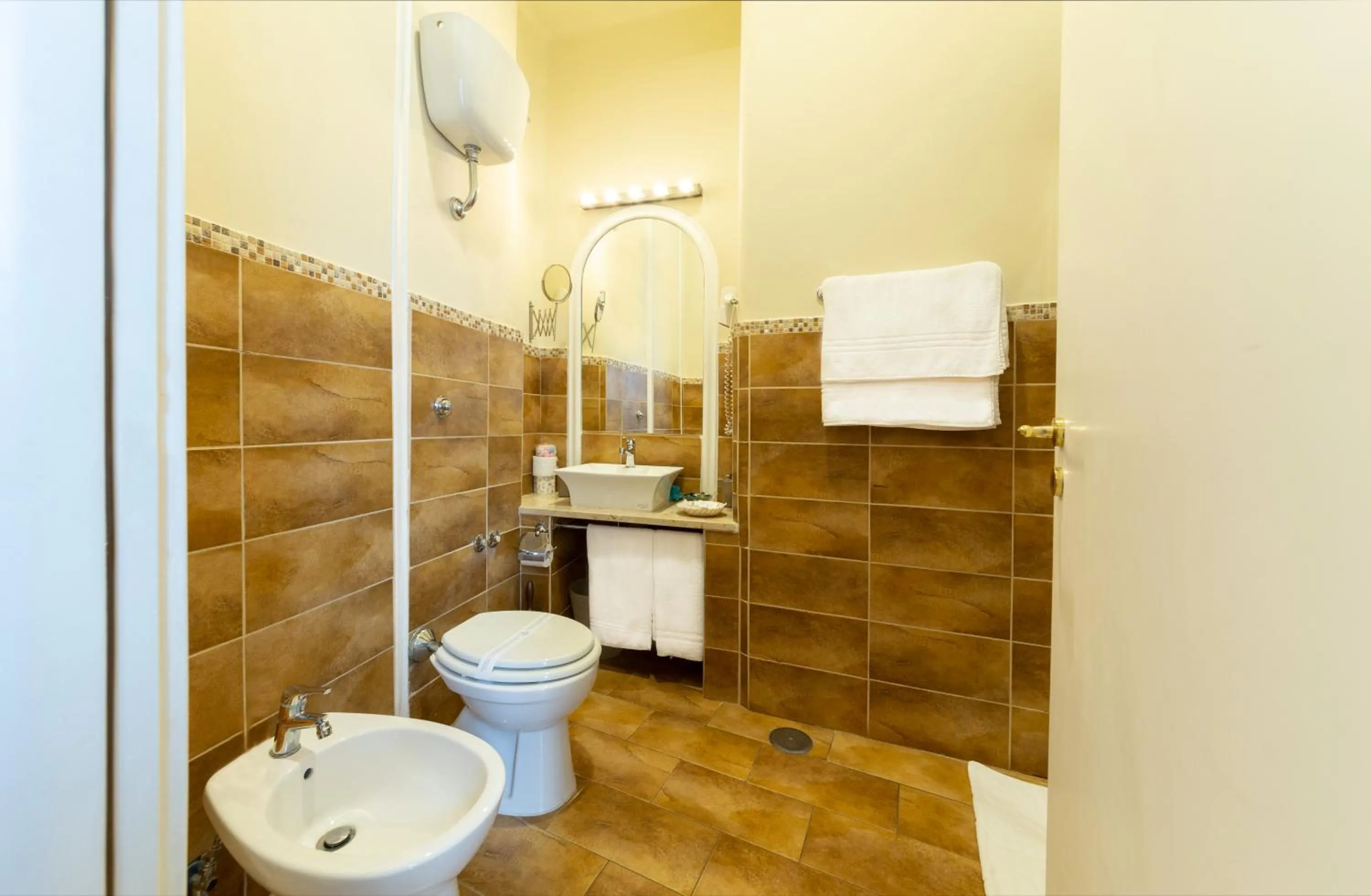 Shower in Il Ventre Di Napoli " Costantinopoli"