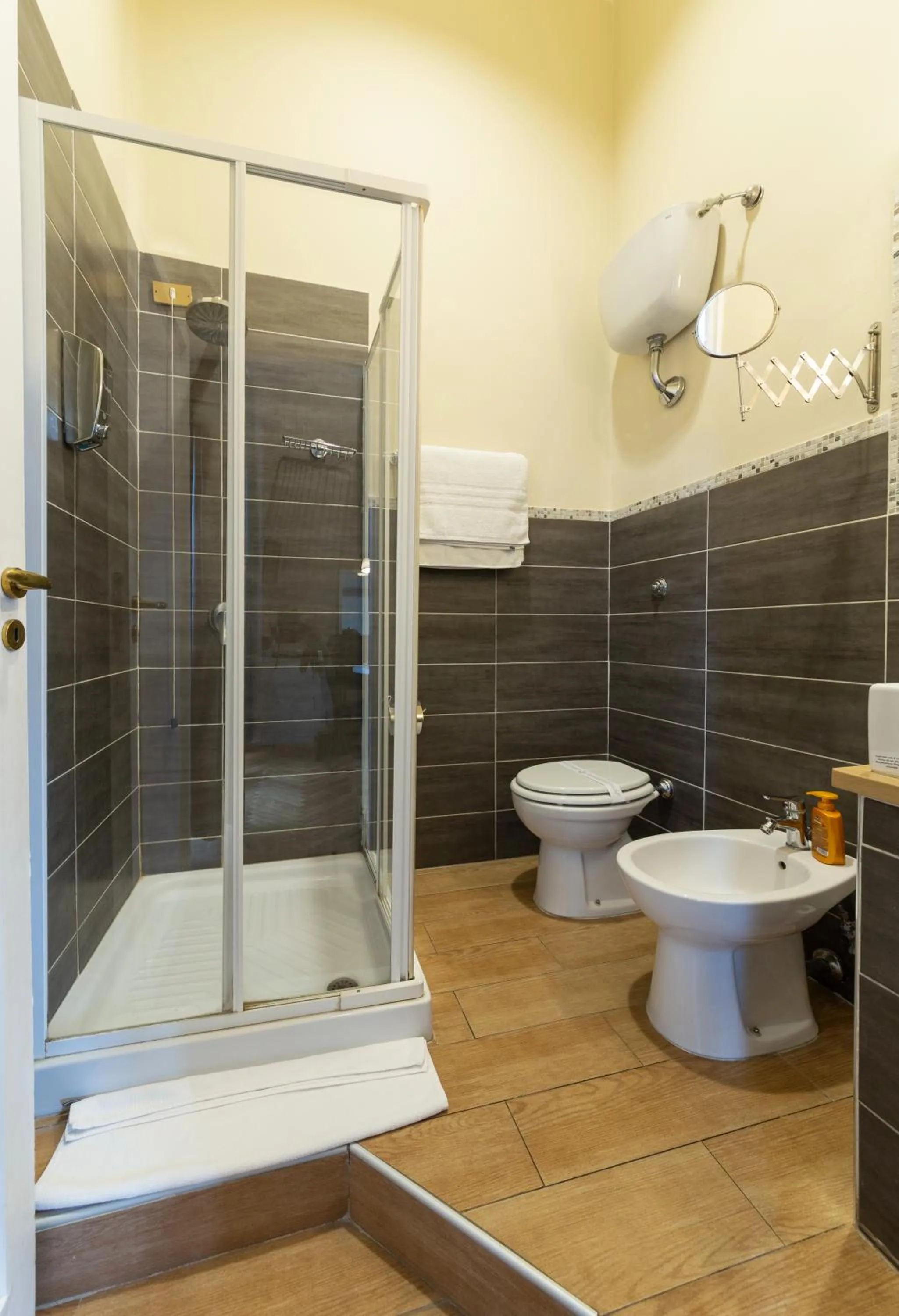 Shower in Il Ventre Di Napoli " Costantinopoli"