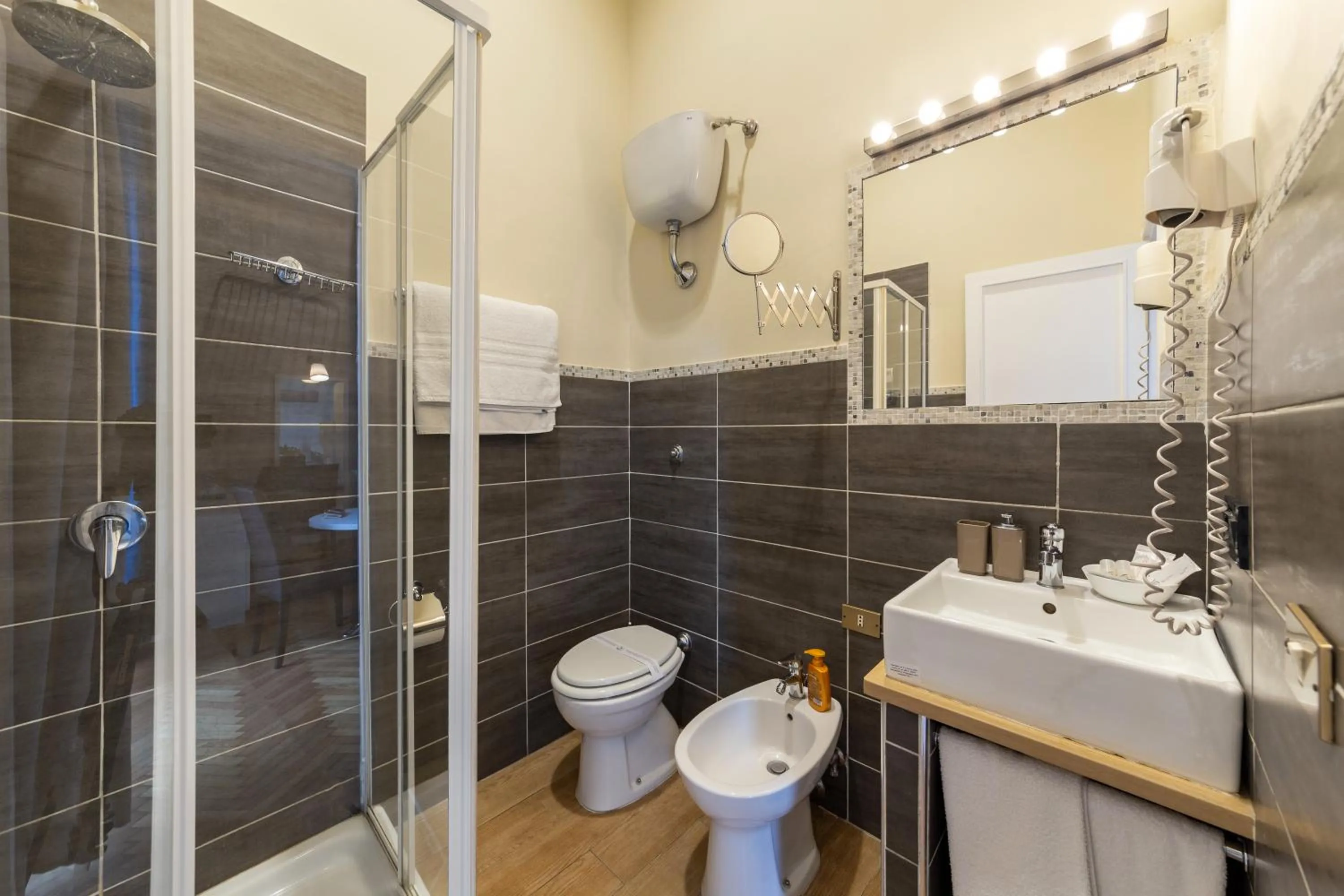 Shower in Il Ventre Di Napoli " Costantinopoli"