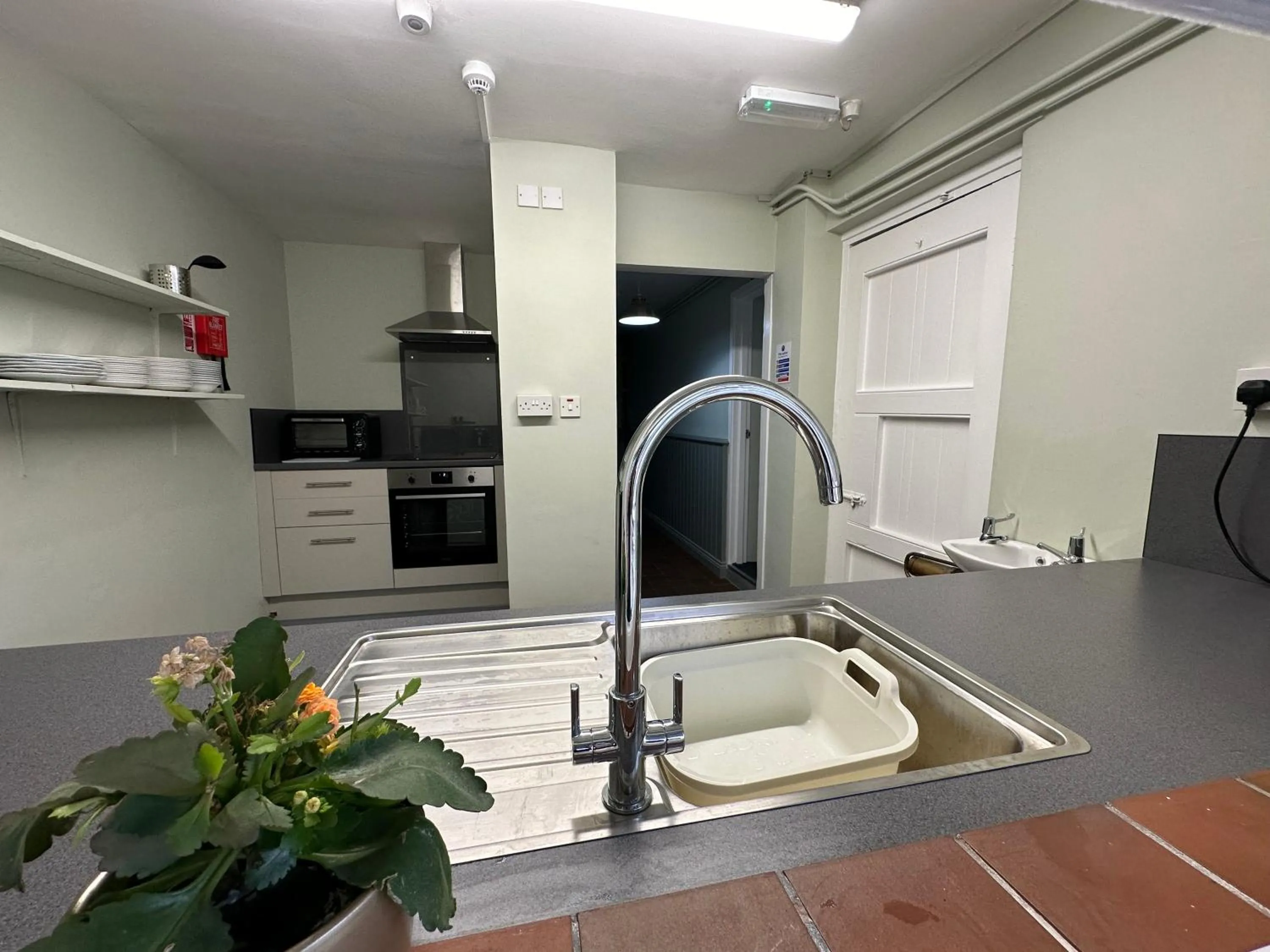 Kitchen or kitchenette in Denton House Hostel