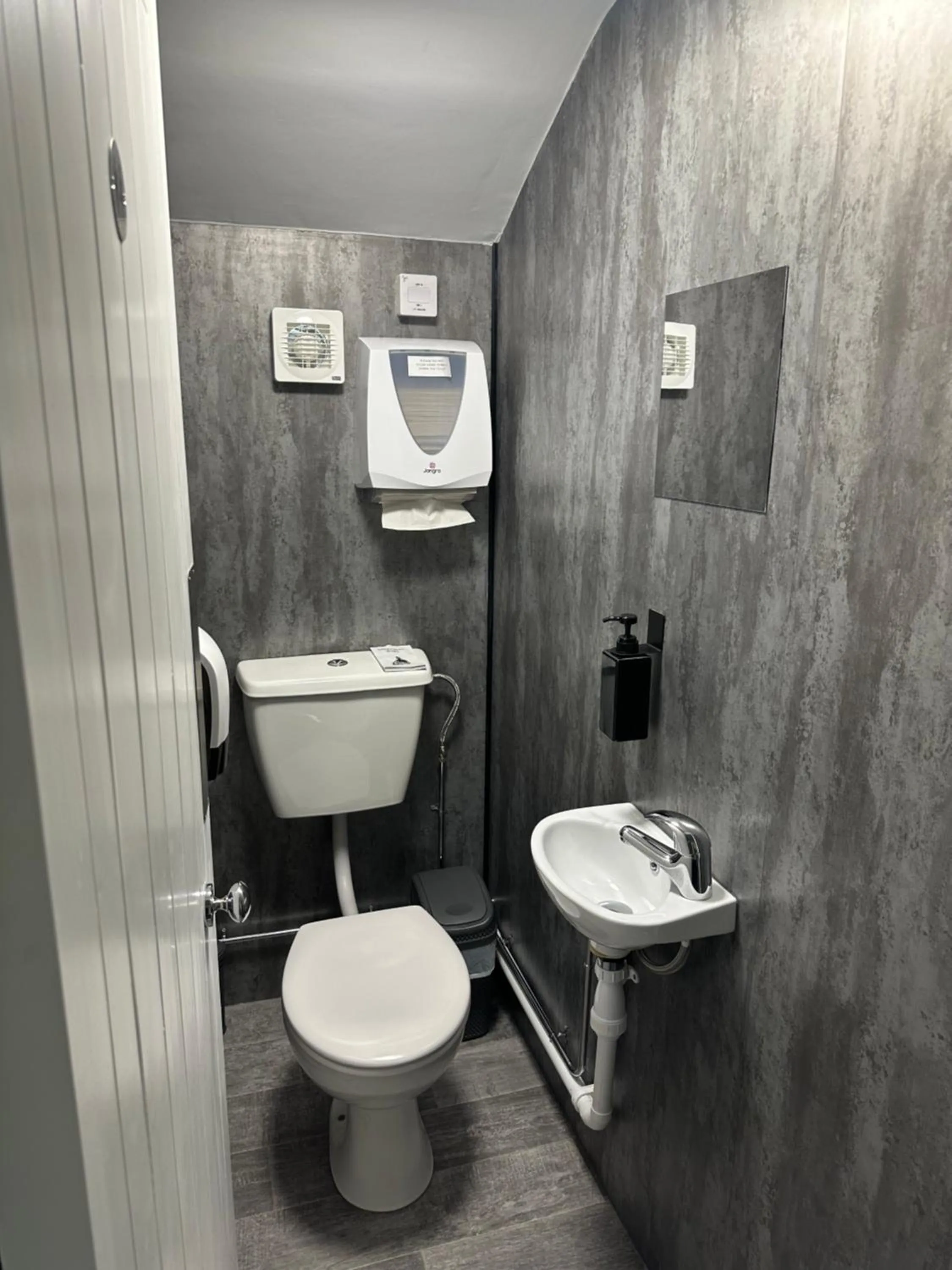 Toilet in Denton House Hostel