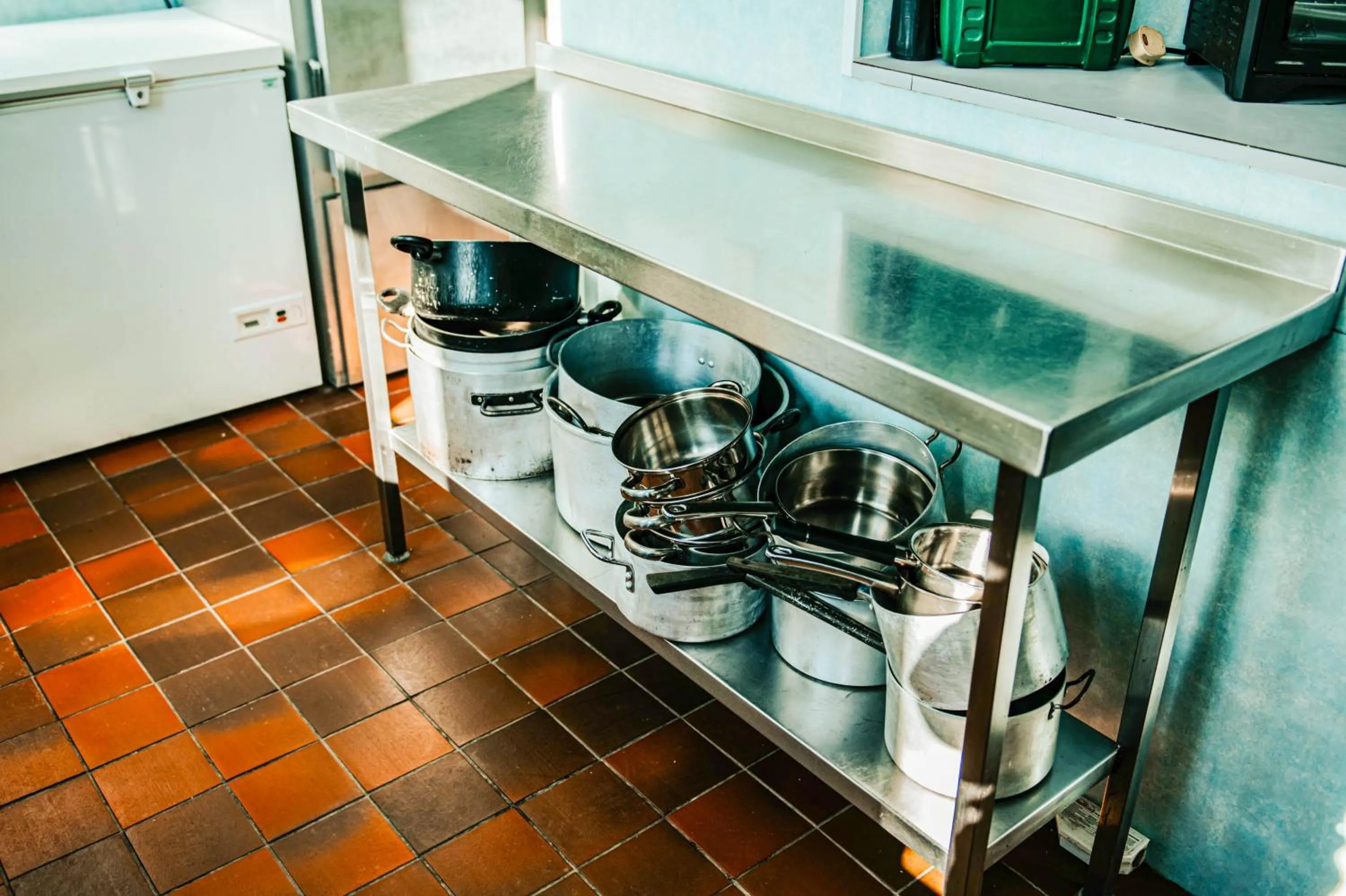 Kitchen or kitchenette in Denton House Hostel