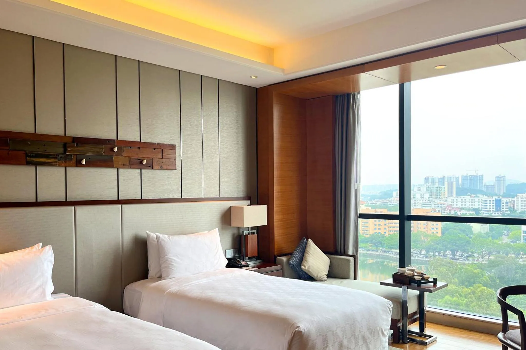 Photo of the whole room, Bed in HUALUXE Yangjiang City Center