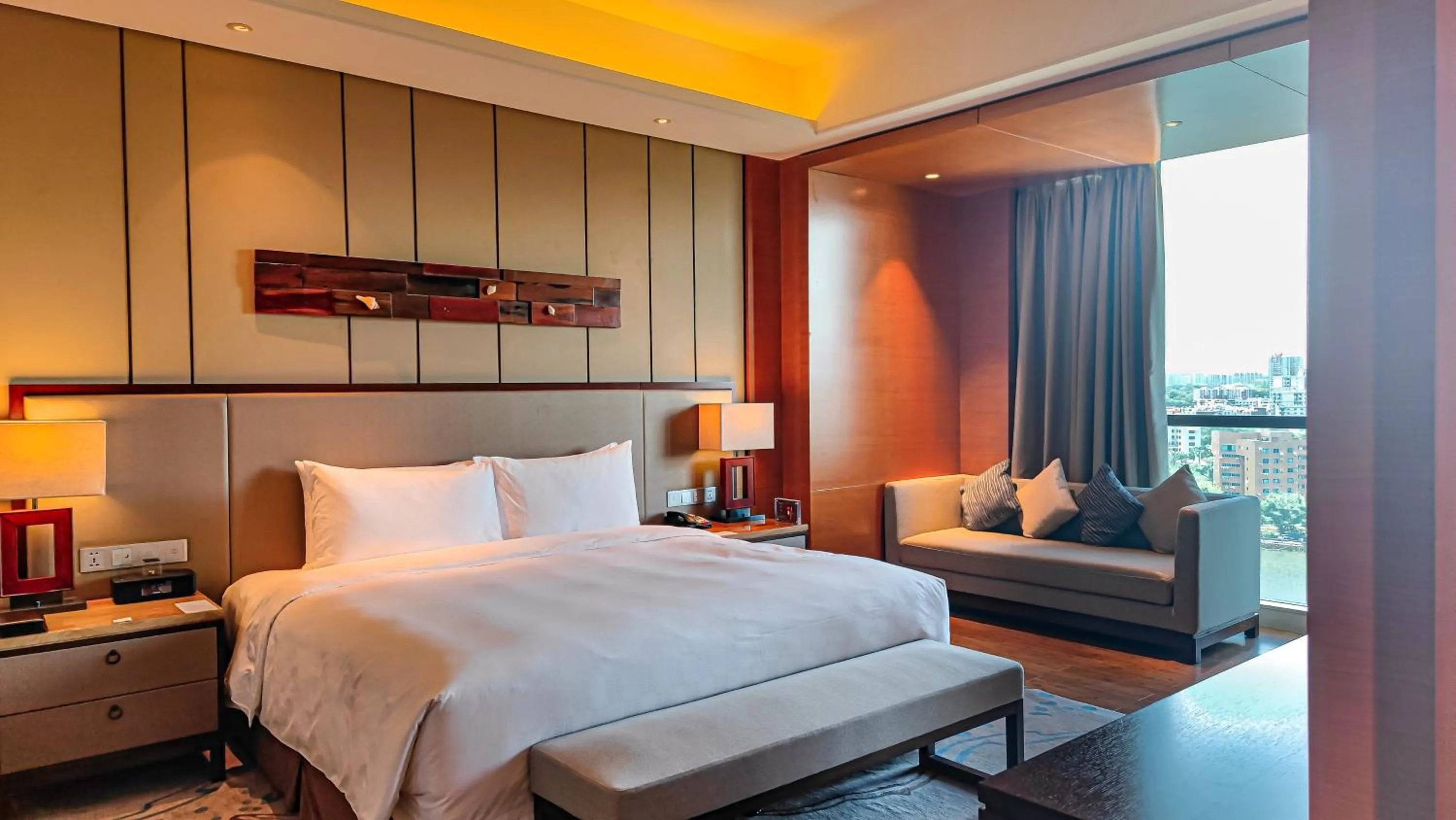 Photo of the whole room, Bed in HUALUXE Yangjiang City Center