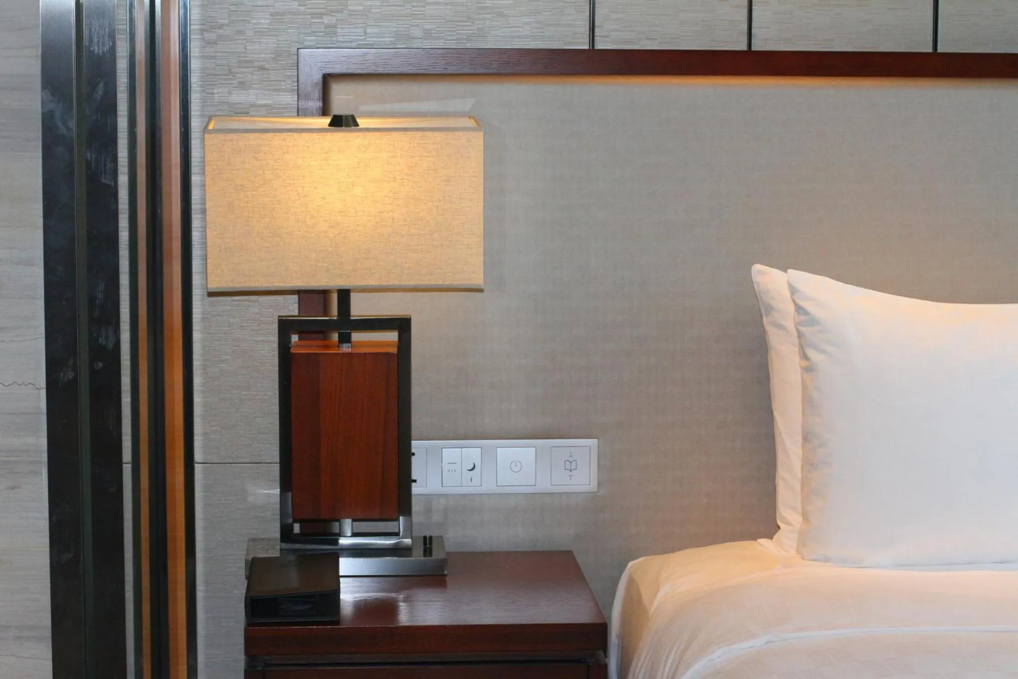 Photo of the whole room, Bed in HUALUXE Yangjiang City Center