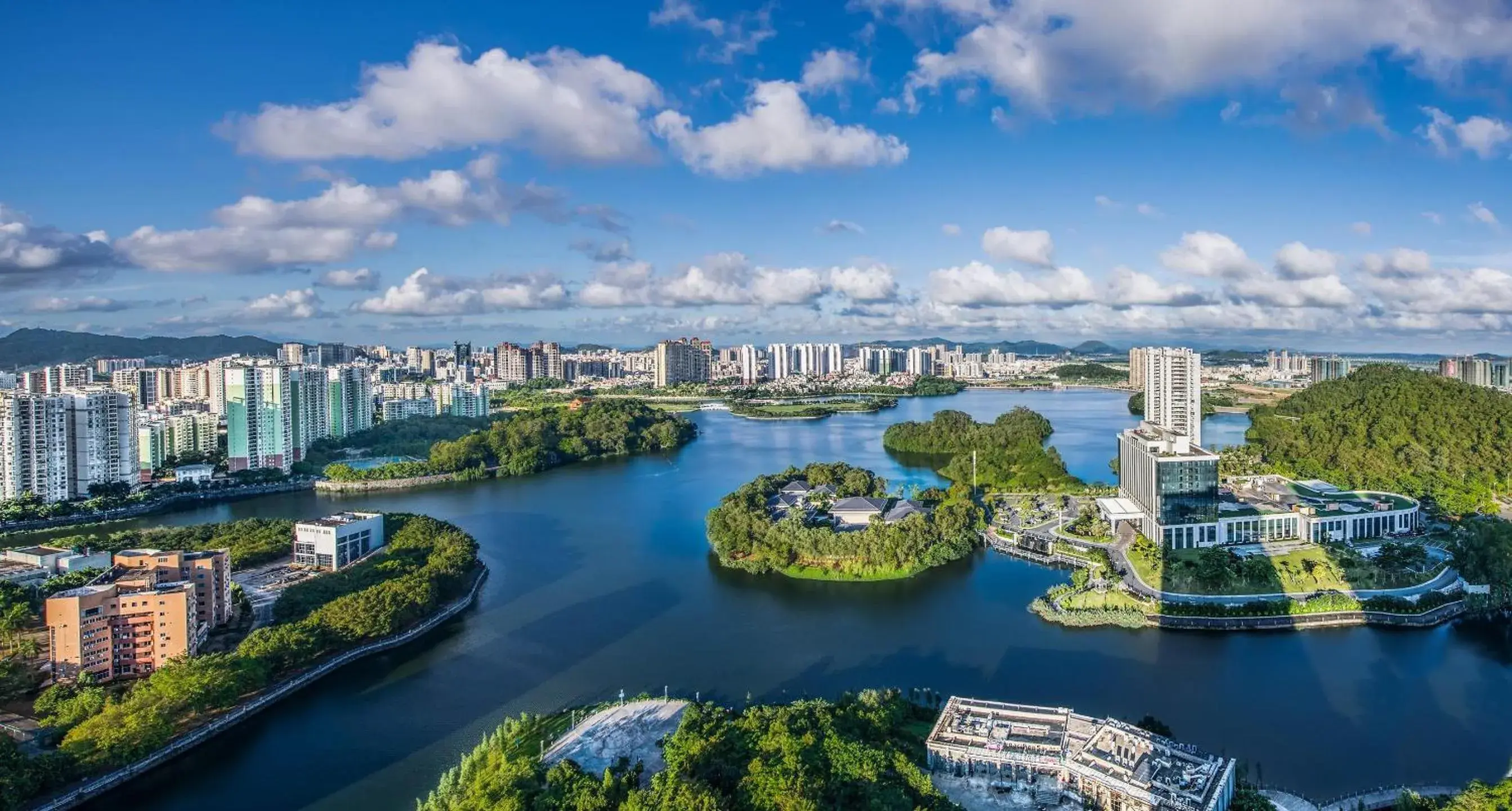 Lake view in HUALUXE Yangjiang City Center Lake view in HUALUXE Yangjiang City Center