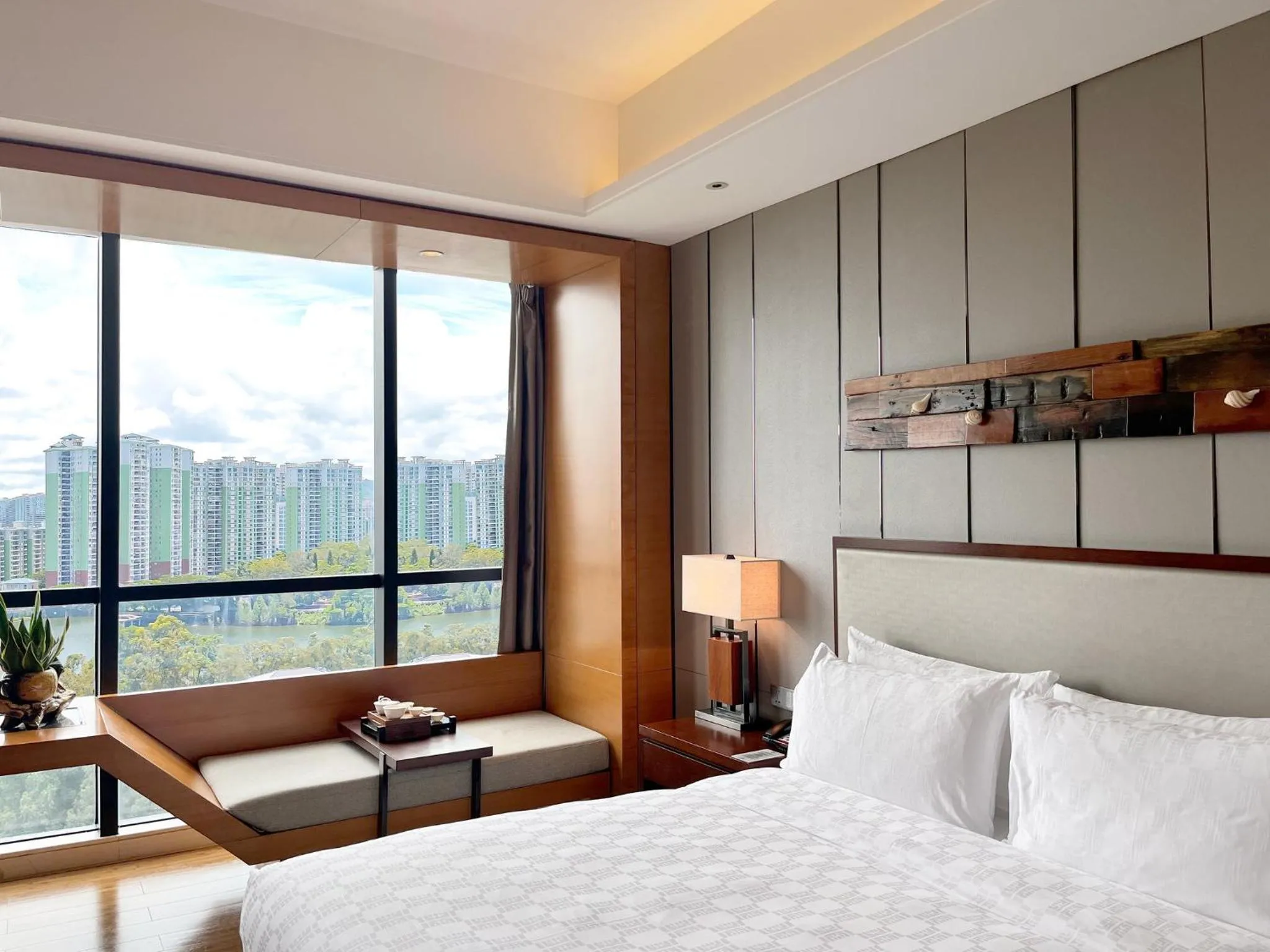 Photo of the whole room, Bed in HUALUXE Yangjiang City Center