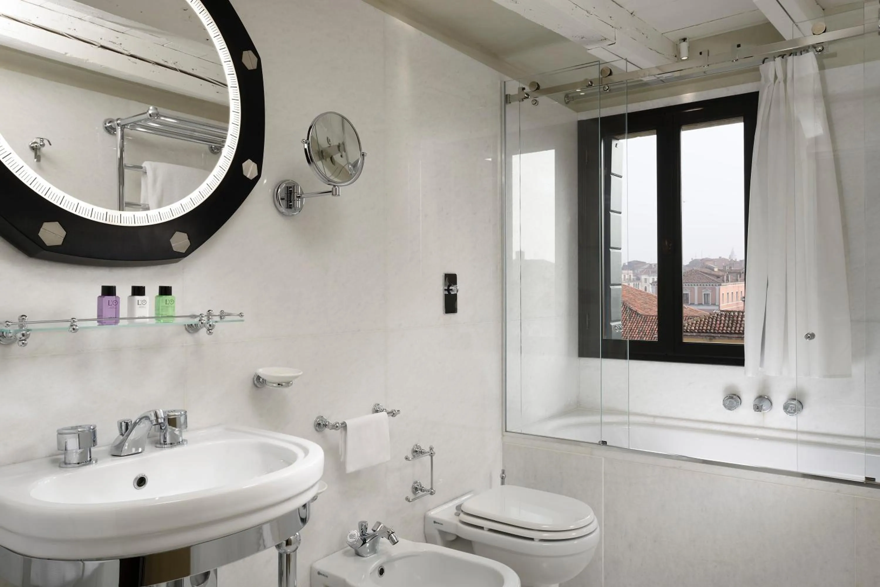 Bathroom in Hotel L'Orologio Venezia - WTB Hotels