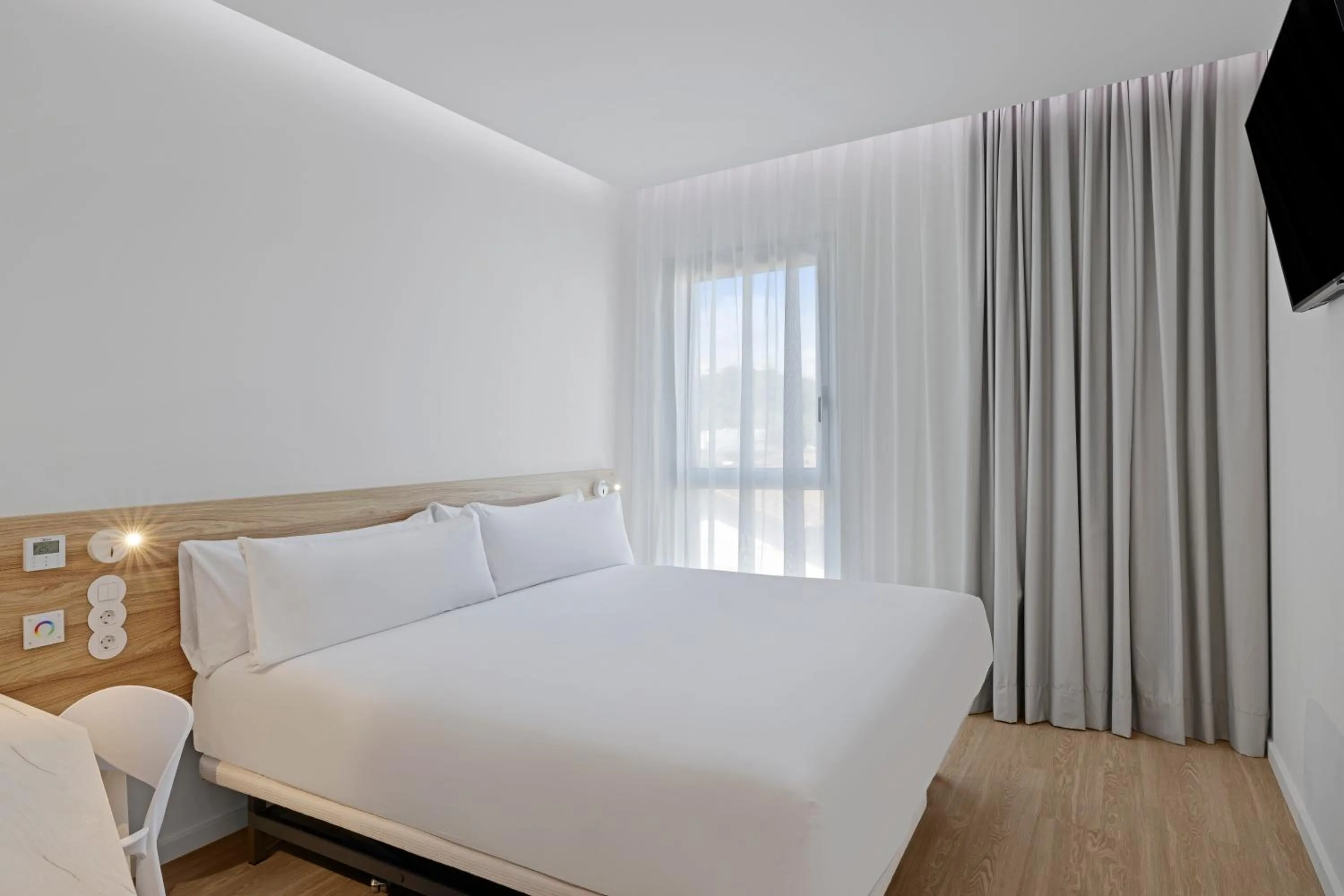 Bed in B&B HOTEL Leiria Fatima