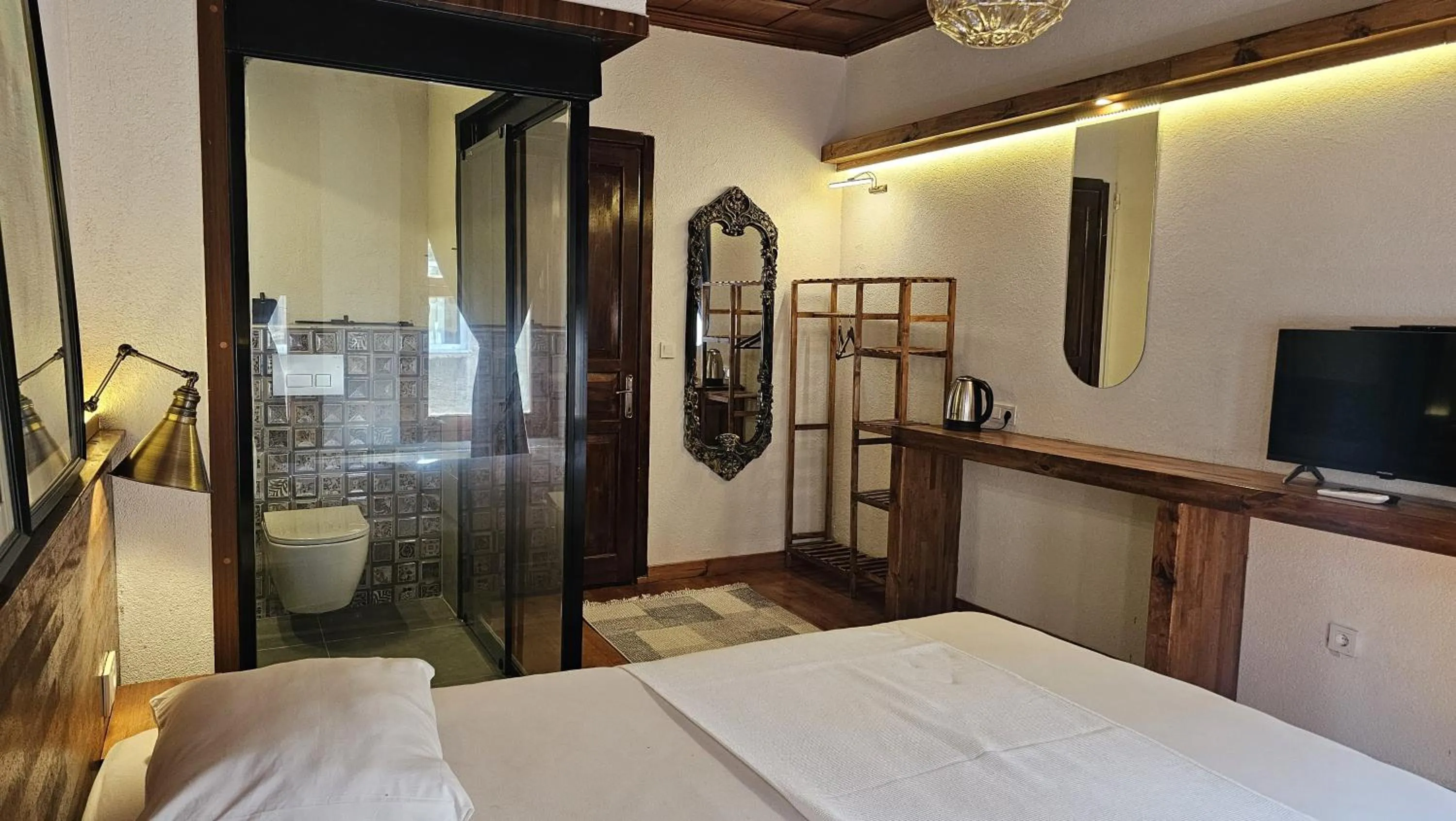 Shower, Bed in Mahzen Otel