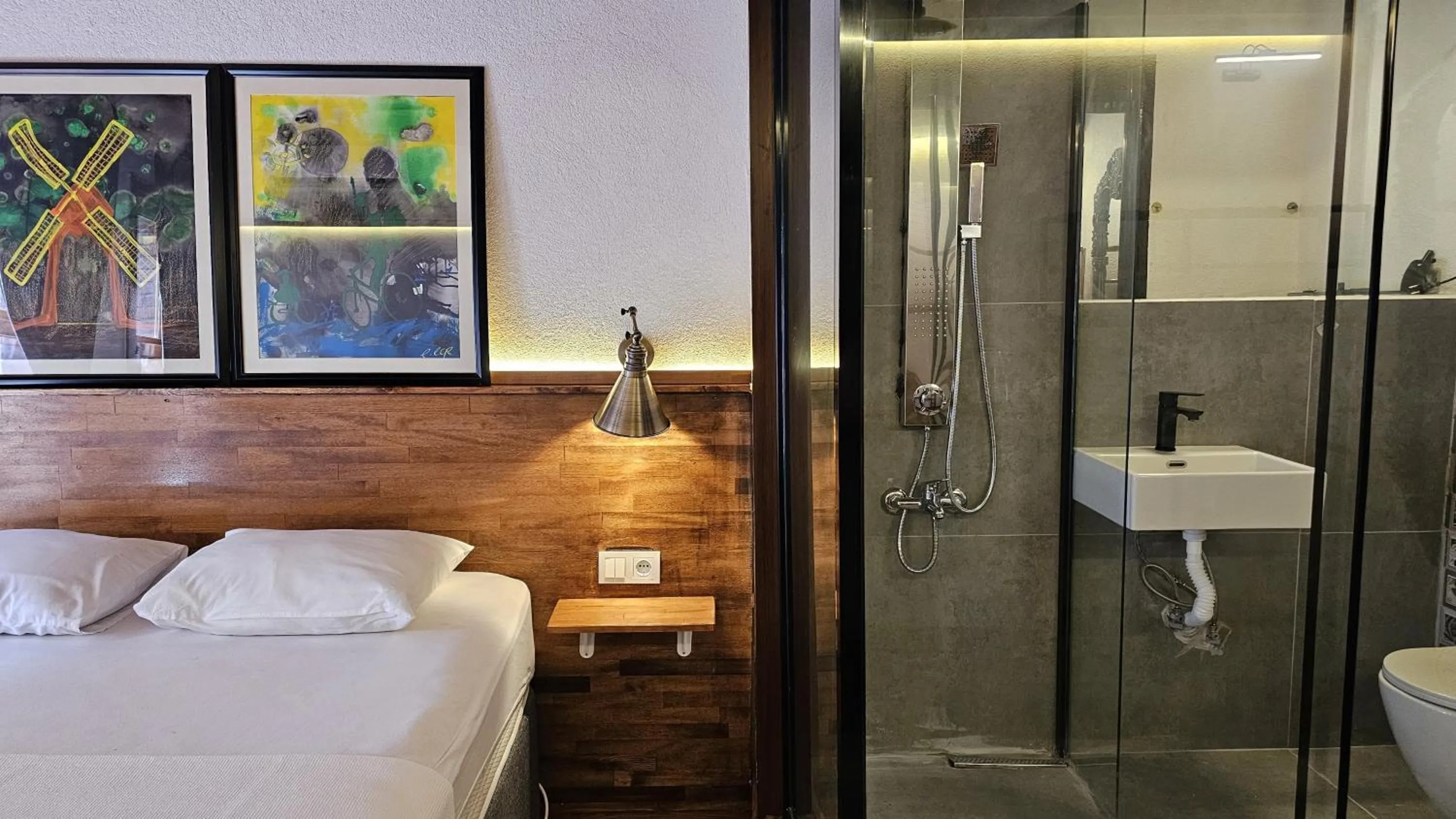 Shower, Bed in Mahzen Otel