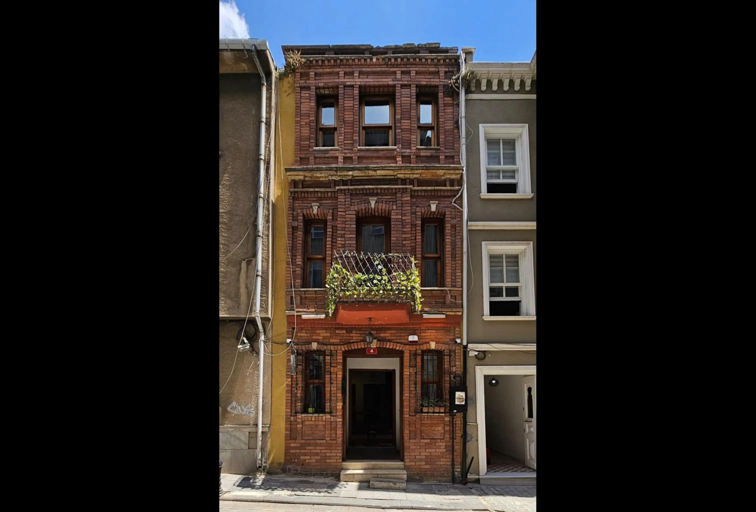 Property building in Mahzen Otel