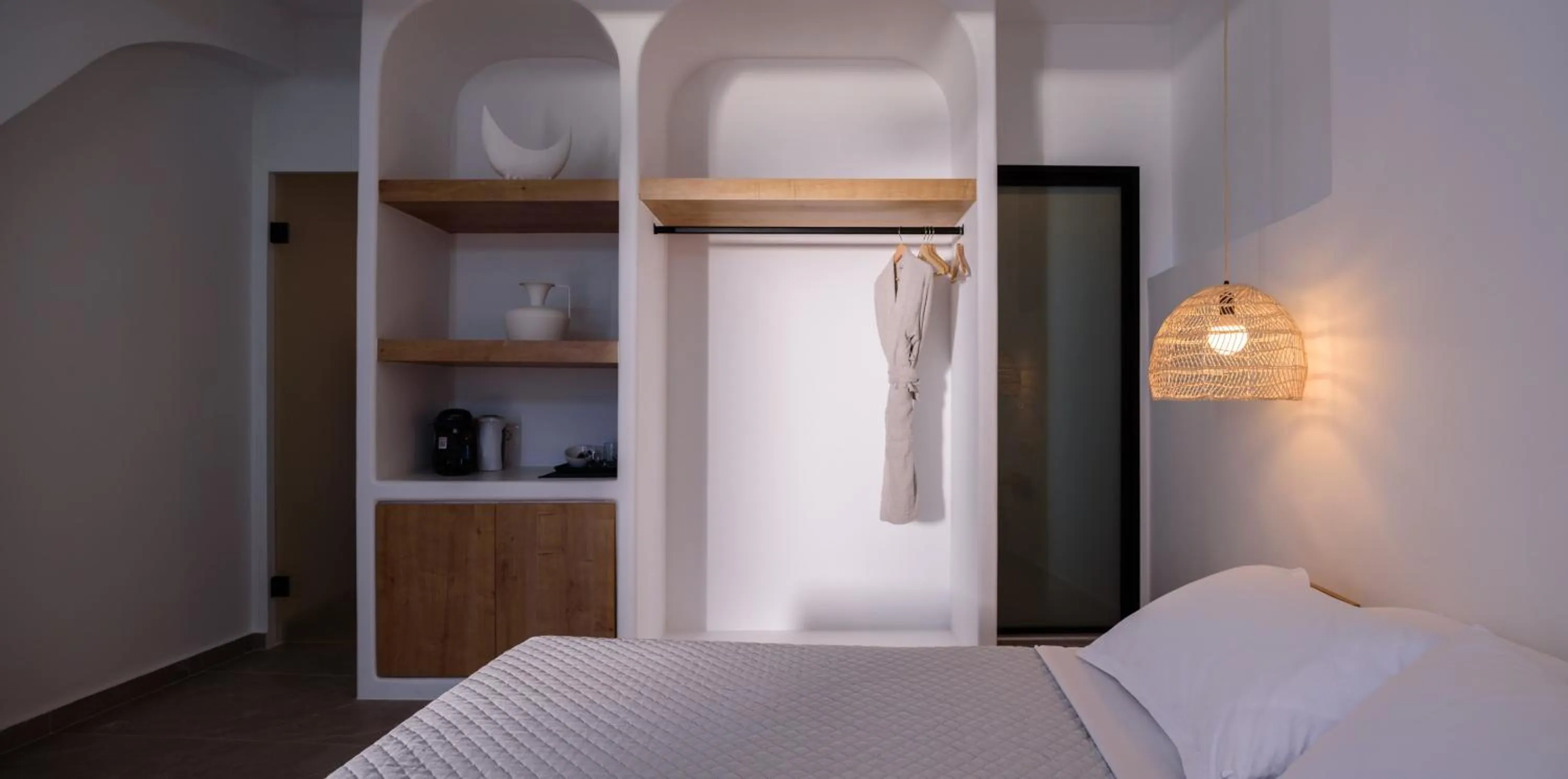 Bed in Elia Caldera Suites