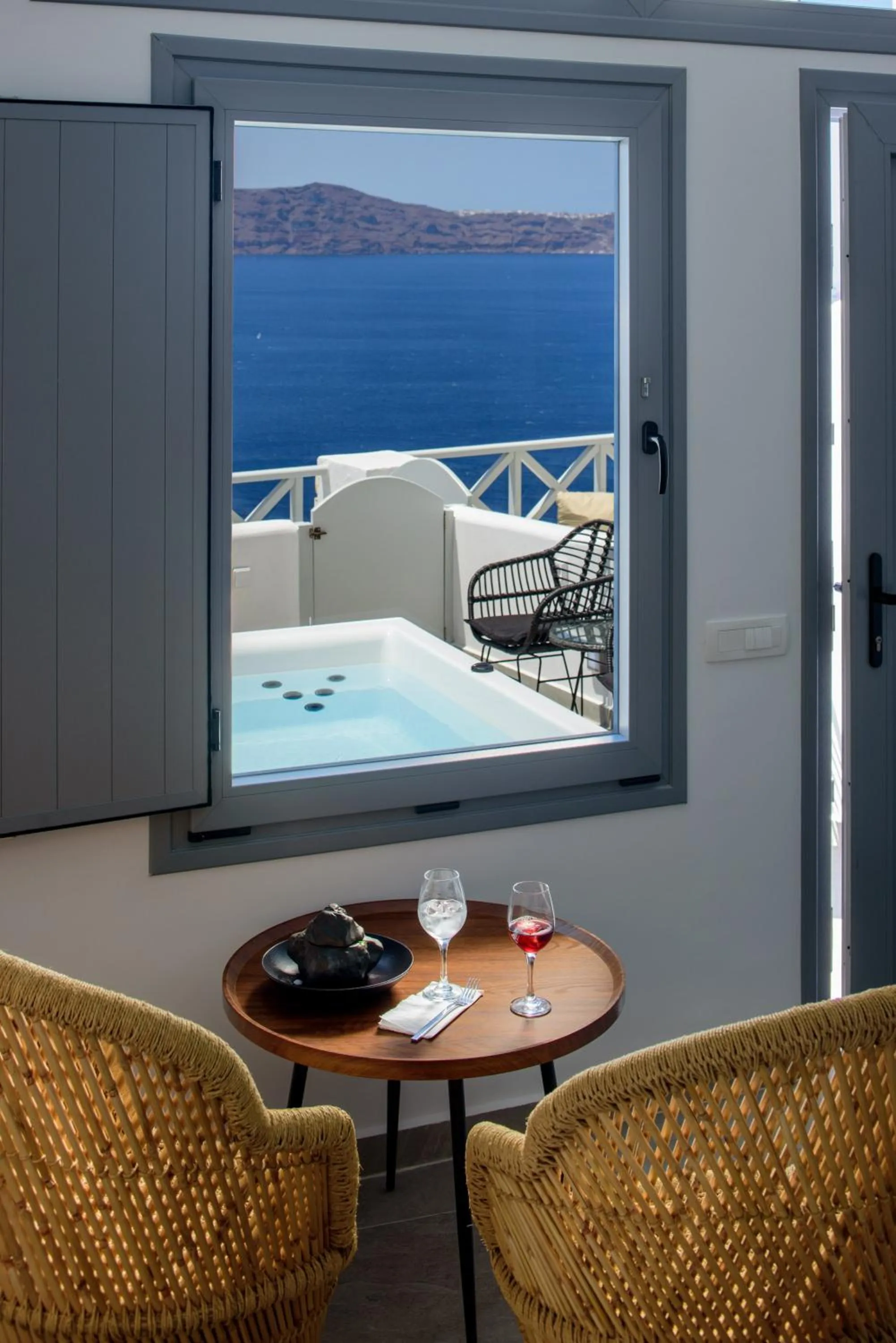 Living room in Elia Caldera Suites