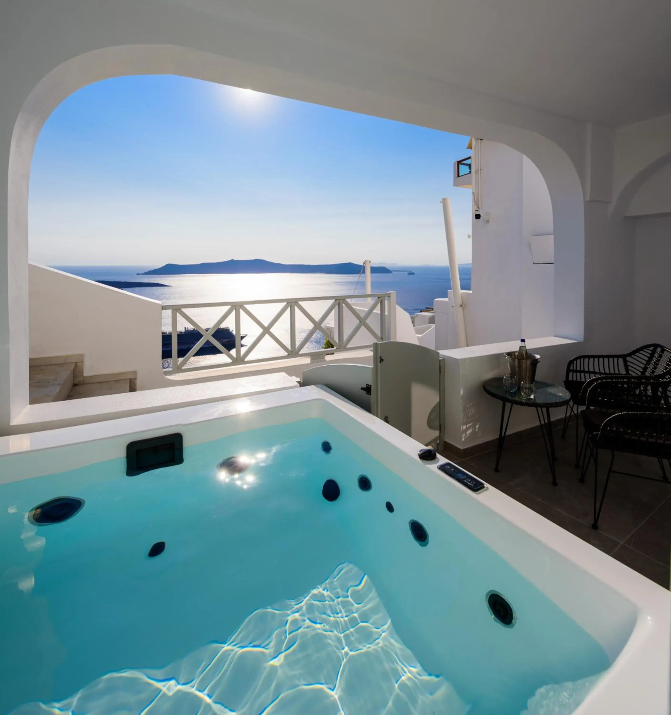 Hot Tub in Elia Caldera Suites Hot Tub in Elia Caldera Suites