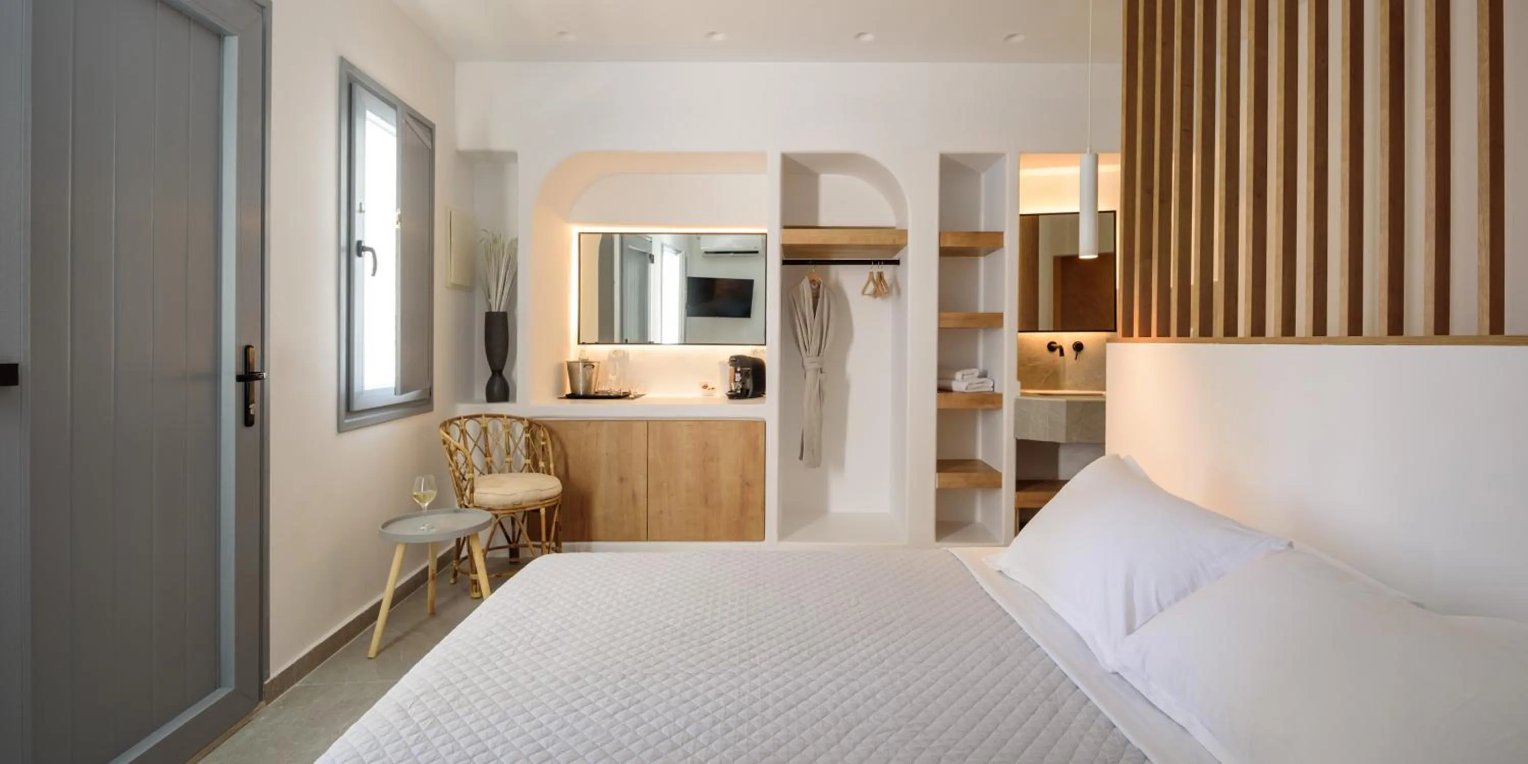 Bed in Elia Caldera Suites