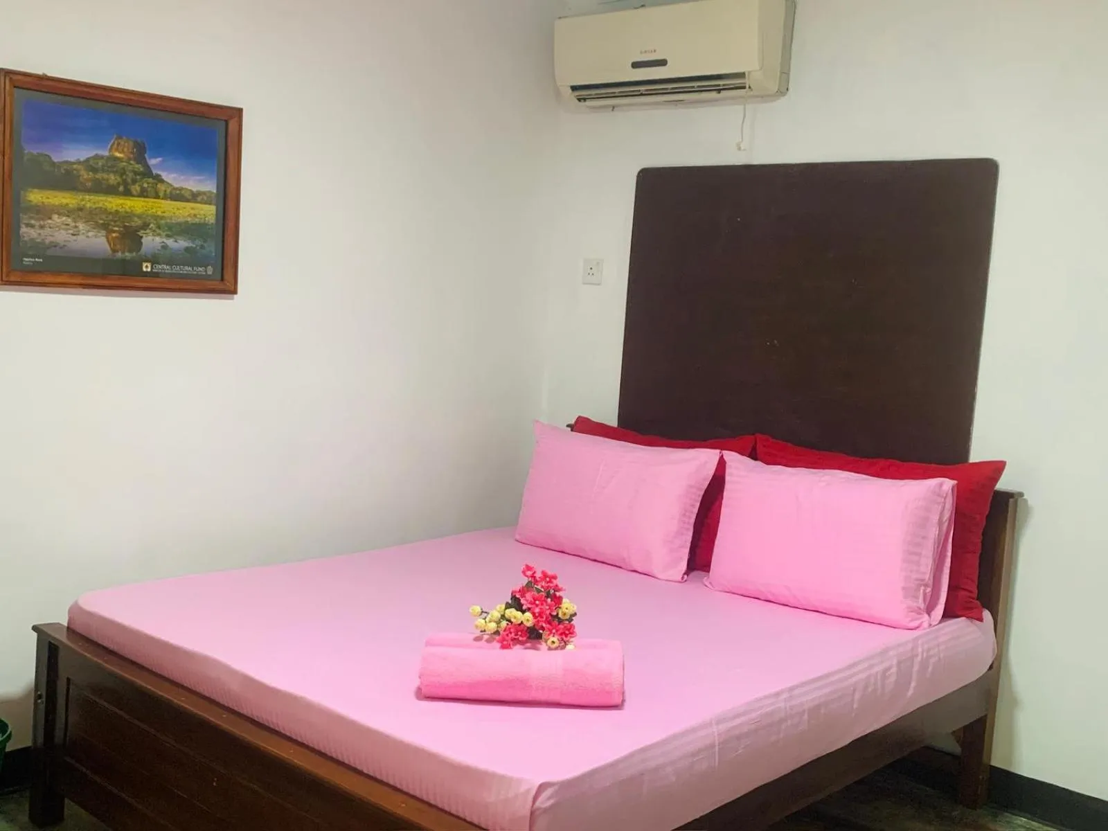 Bed in Lake Front Cottage & Authentic Local Restaurant