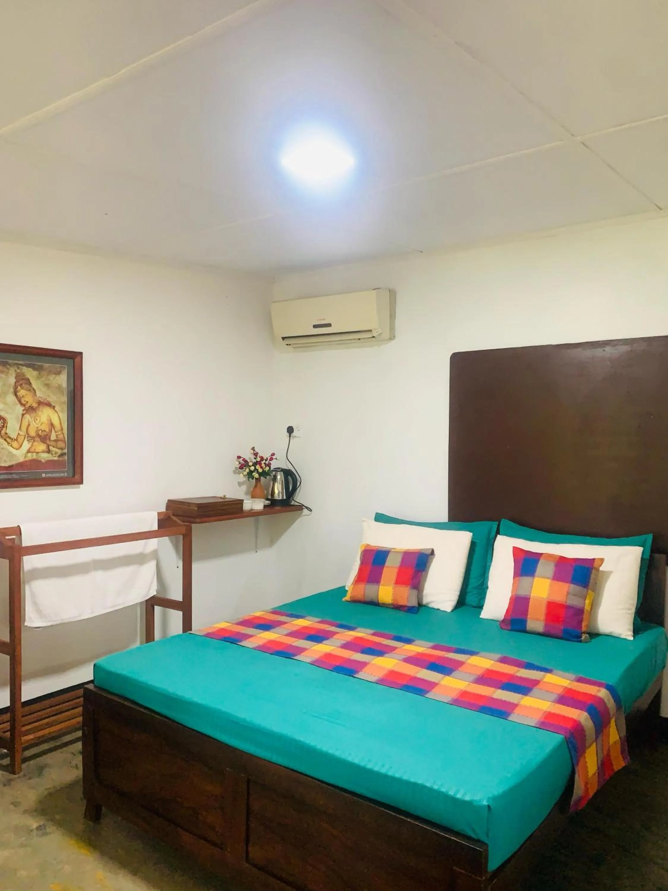 Bed in Lake Front Cottage & Authentic Local Restaurant