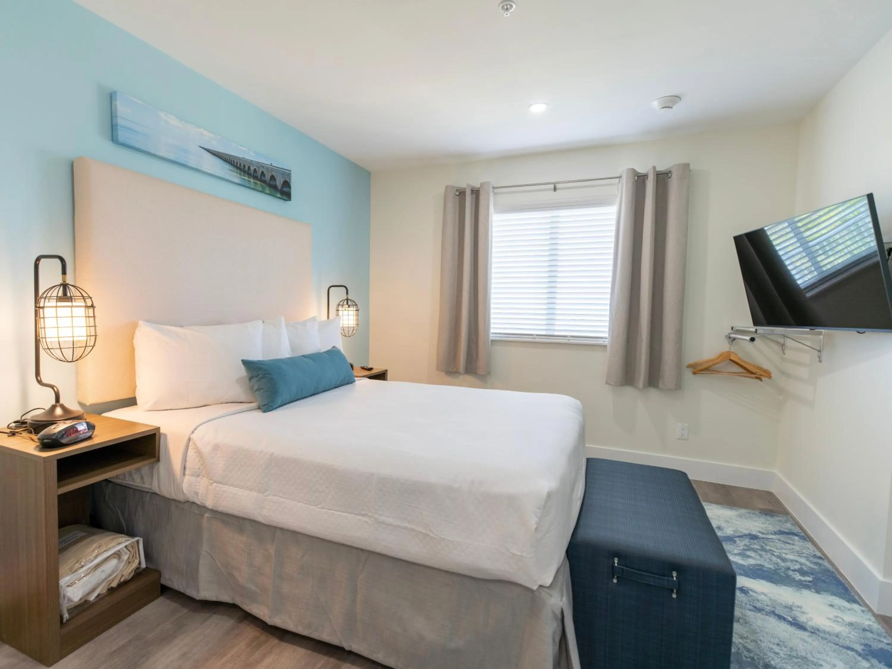 Bedroom, Bed in Sugarloaf Key Hotel at KOA Resort