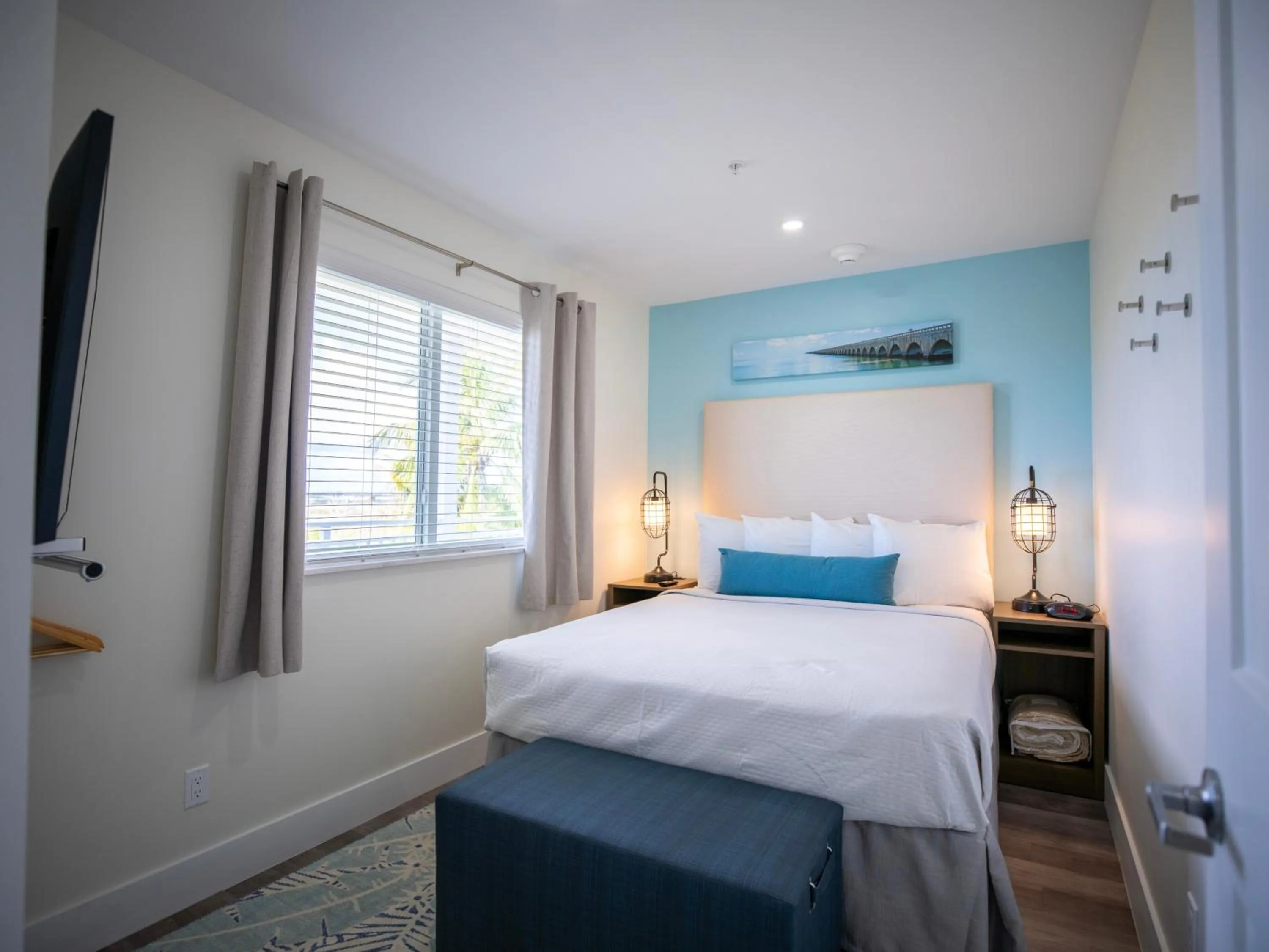 Bedroom, Bed in Sugarloaf Key Hotel at KOA Resort