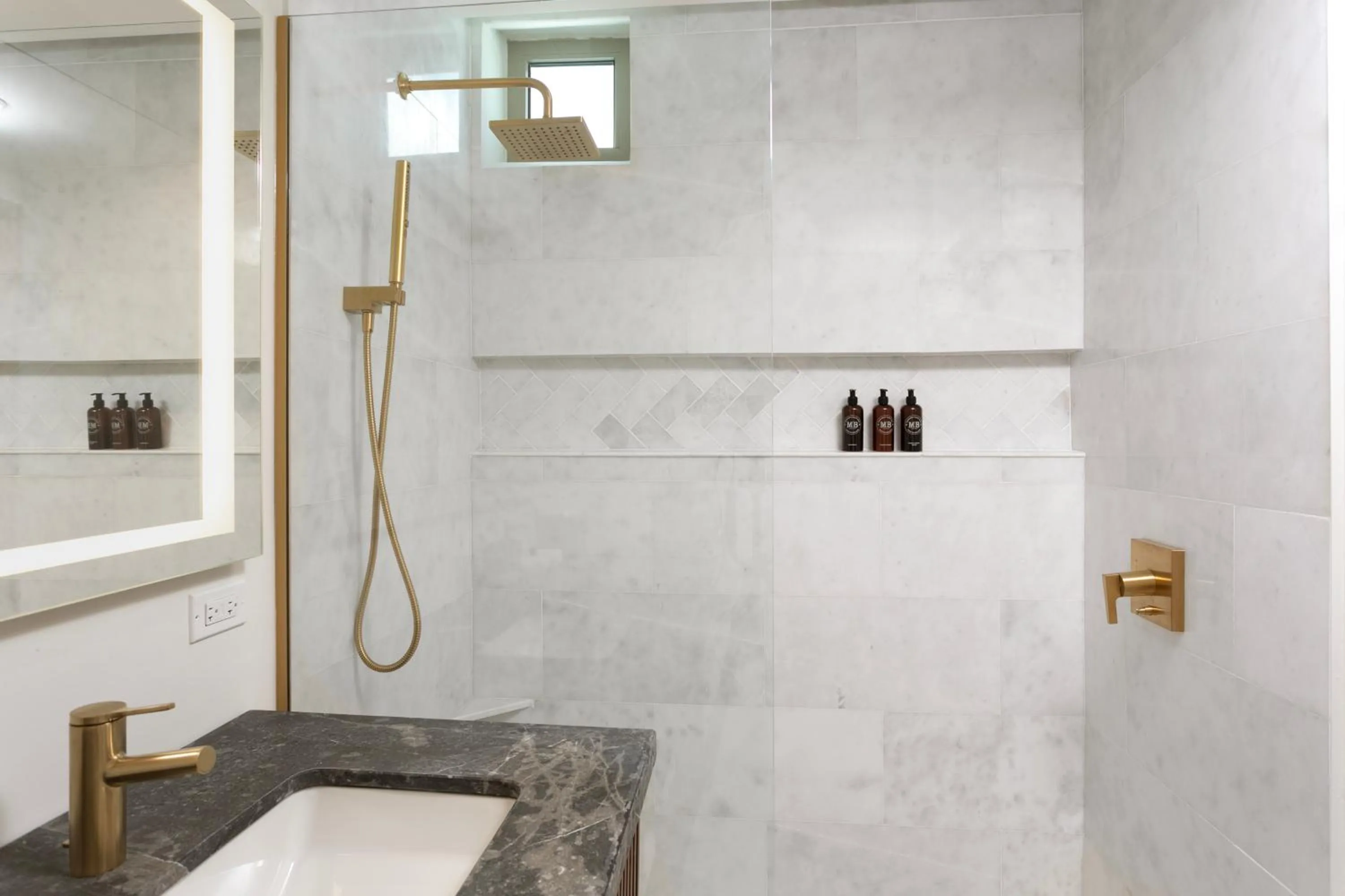 Shower in Alma San Juan