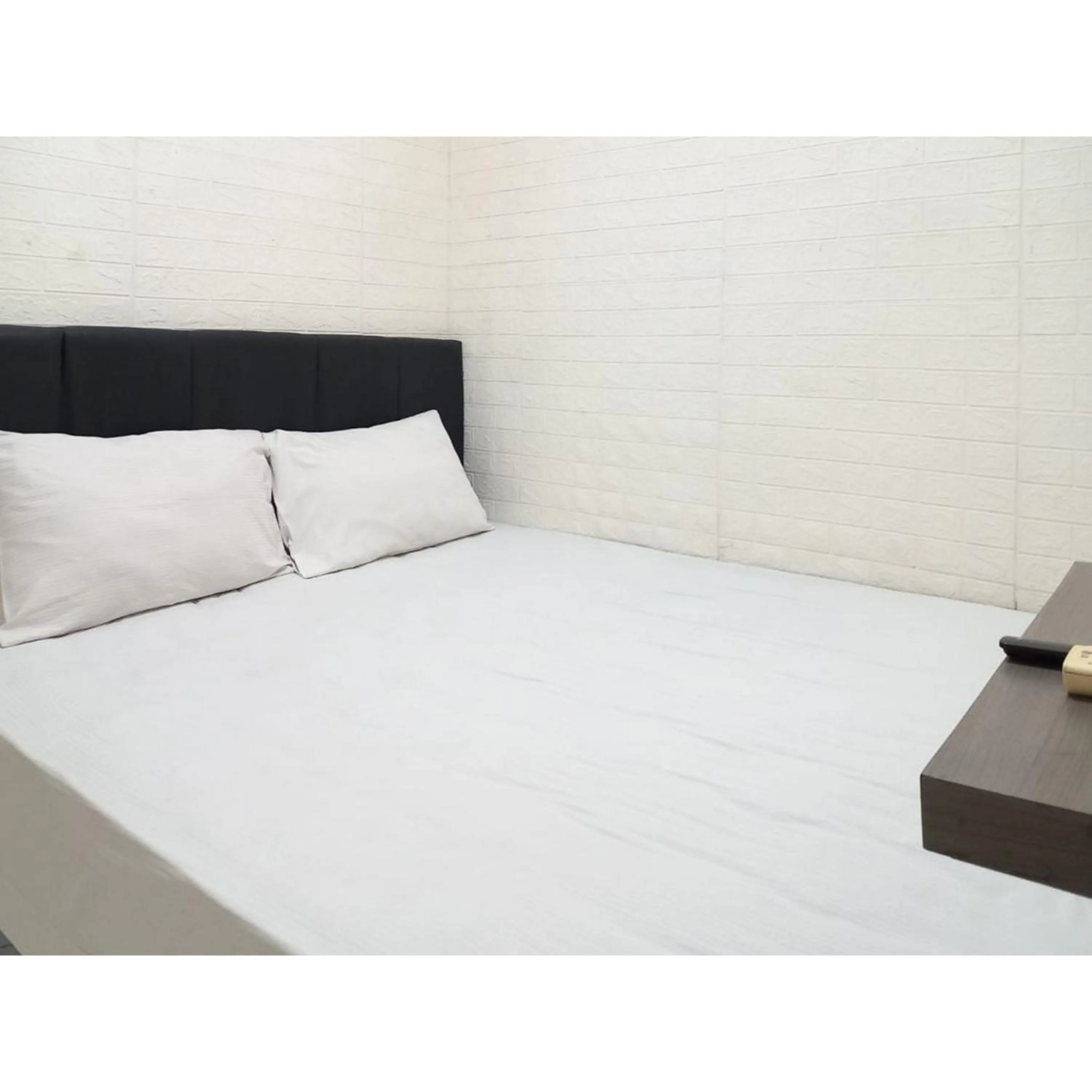 Bedroom, Bed in RedDoorz at Luxury Homestay near Aloha Waru Surabaya