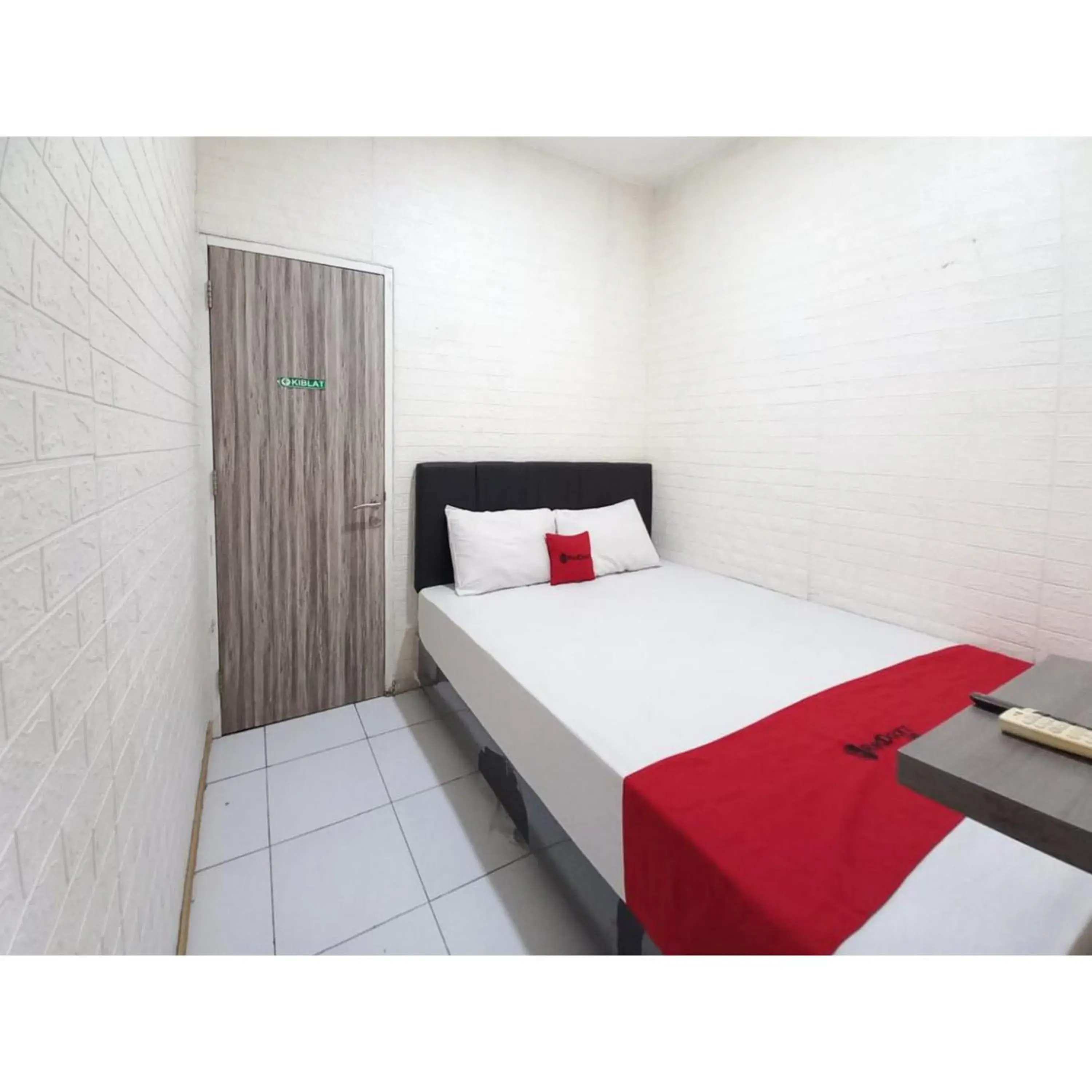 RedDoorz at Luxury Homestay near Aloha Waru Surabaya RedDoorz at Luxury Homestay near Aloha Waru Surabaya