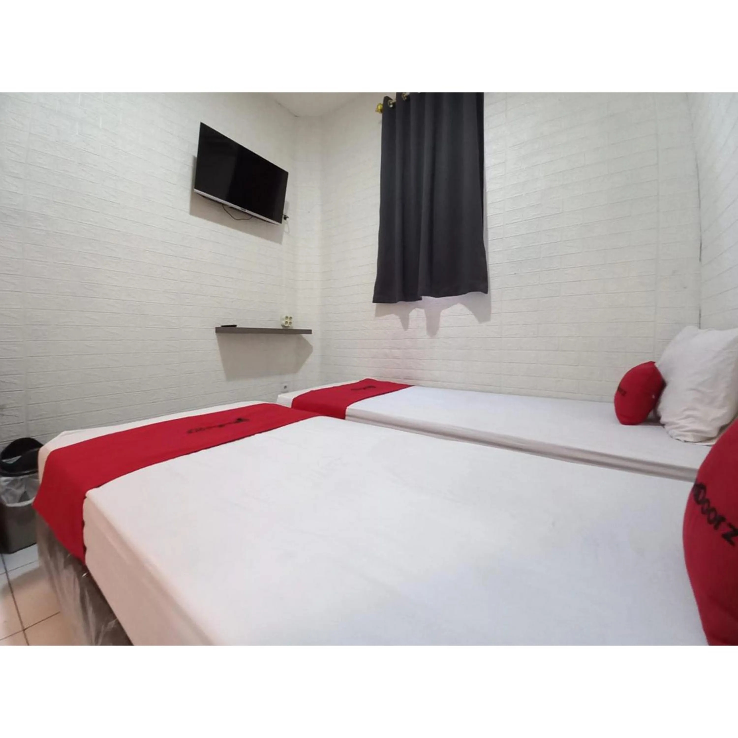 Bedroom, Bed in RedDoorz at Luxury Homestay near Aloha Waru Surabaya