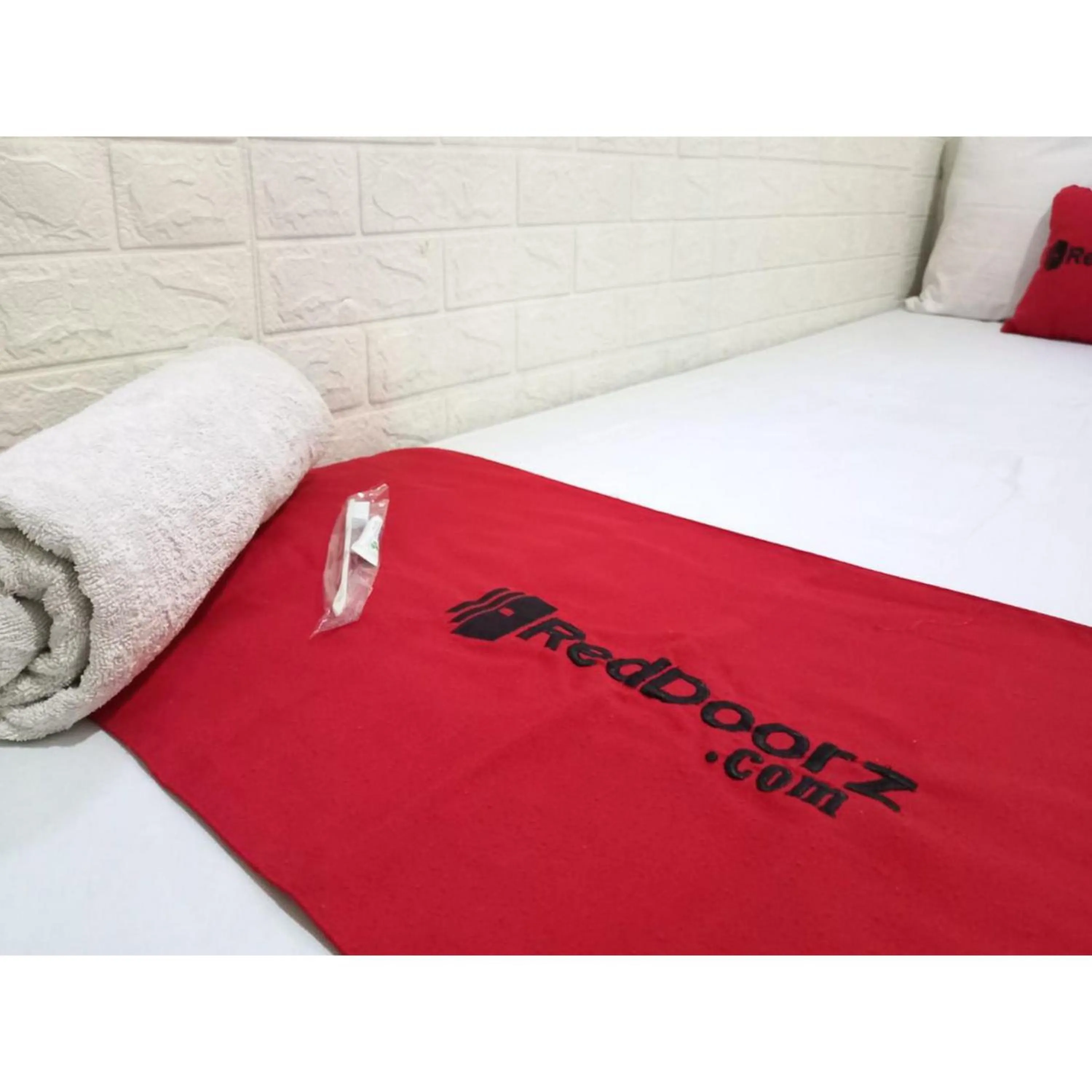 Bedroom, Bed in RedDoorz at Luxury Homestay near Aloha Waru Surabaya