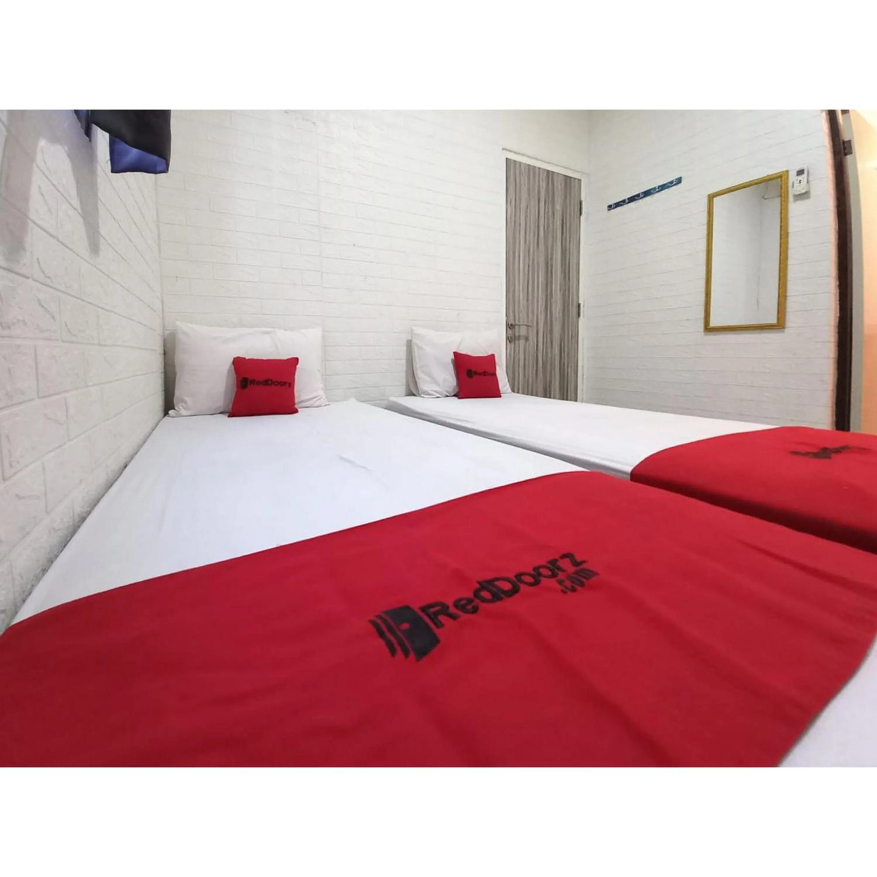 Bedroom, Bed in RedDoorz at Luxury Homestay near Aloha Waru Surabaya