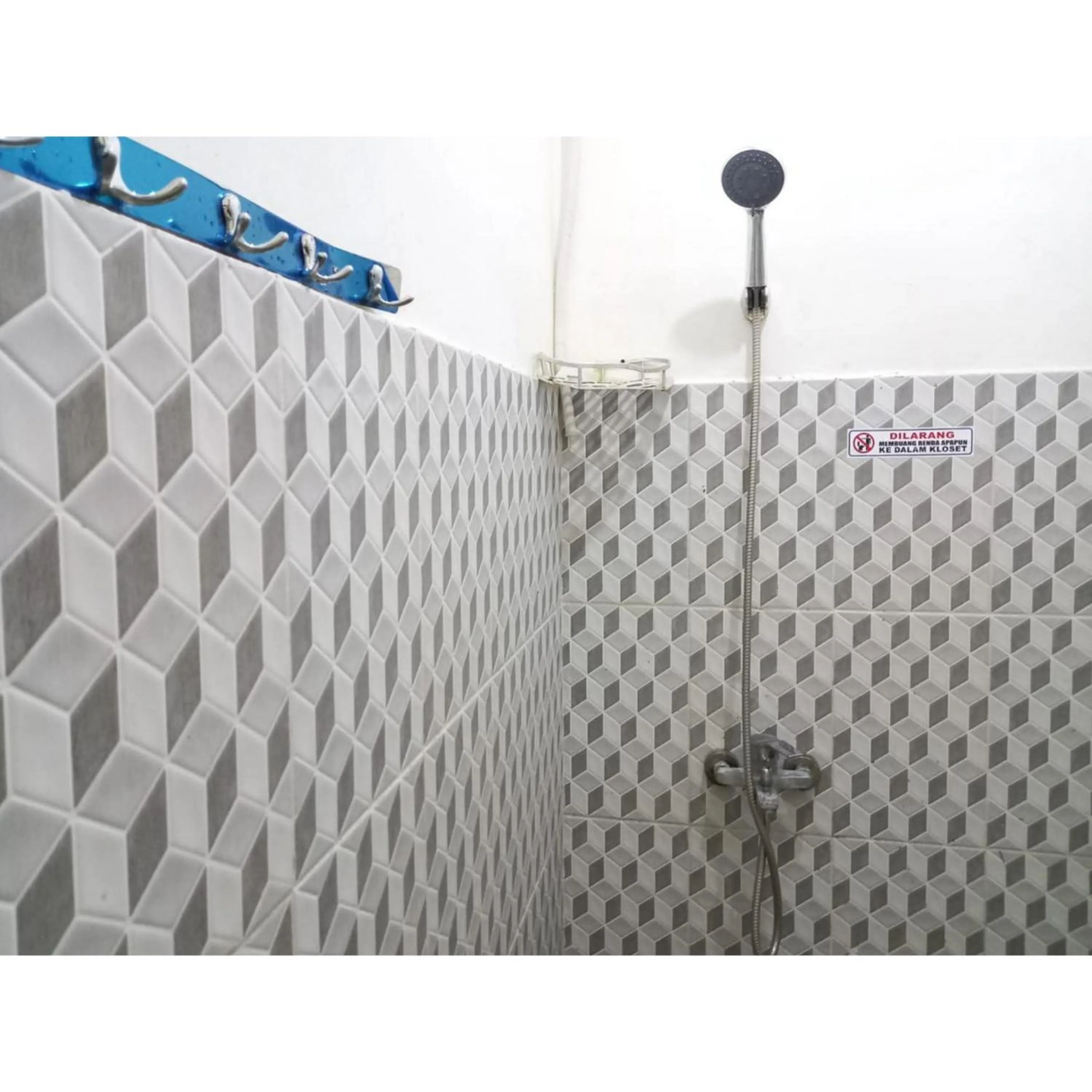 Bathroom in RedDoorz at Luxury Homestay near Aloha Waru Surabaya