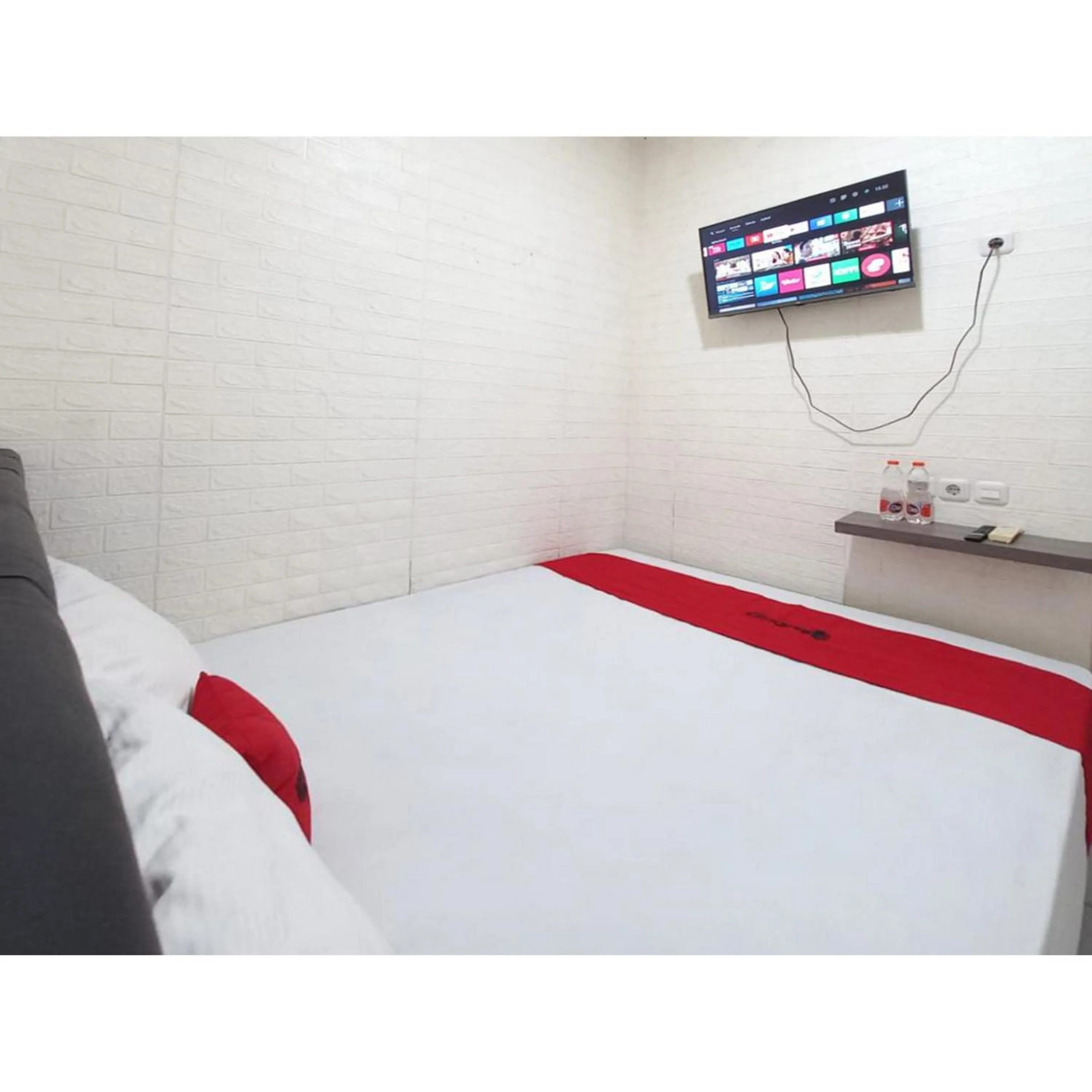 Bedroom, Bed in RedDoorz at Luxury Homestay near Aloha Waru Surabaya
