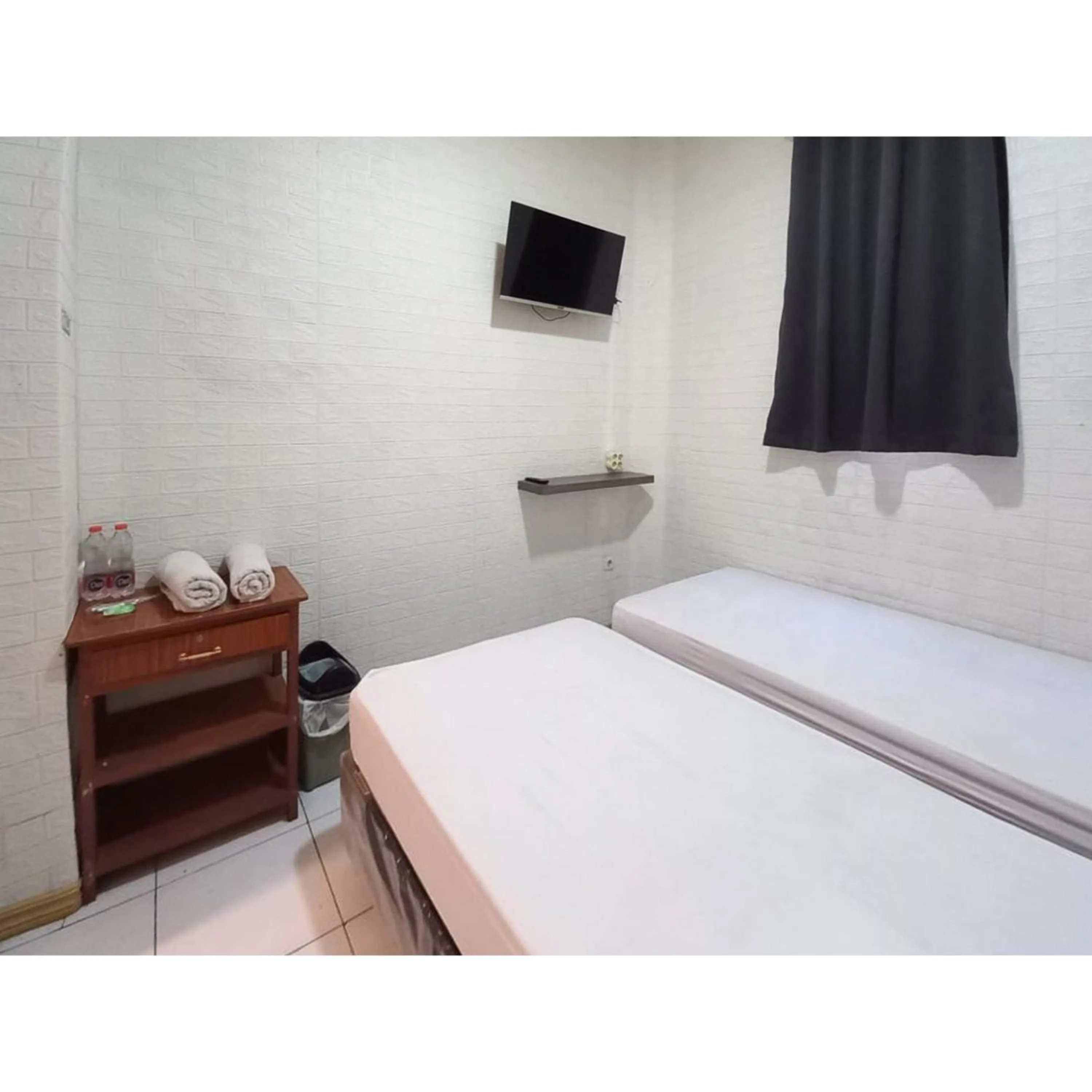 Bedroom, Bed in RedDoorz at Luxury Homestay near Aloha Waru Surabaya