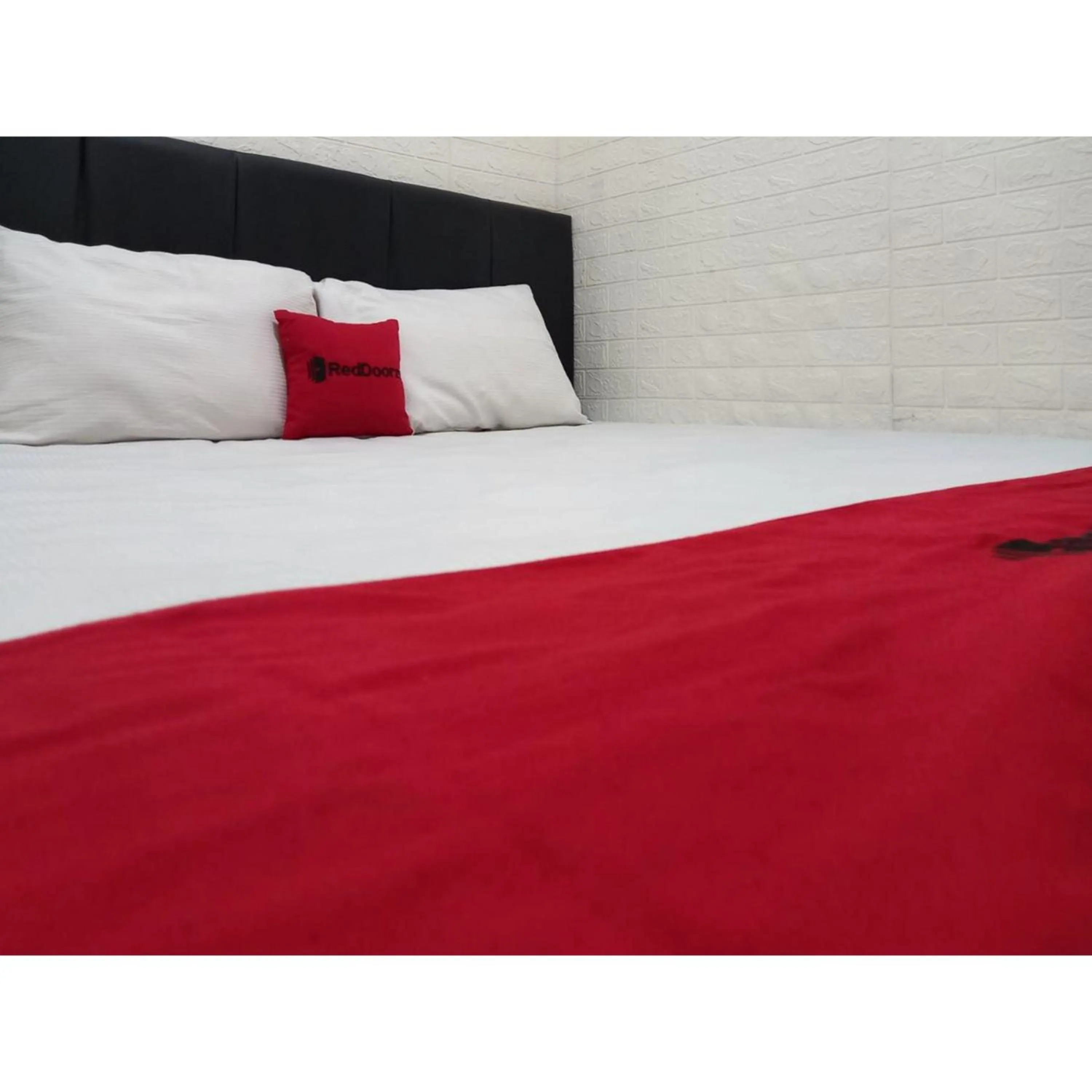 Bedroom, Bed in RedDoorz at Luxury Homestay near Aloha Waru Surabaya