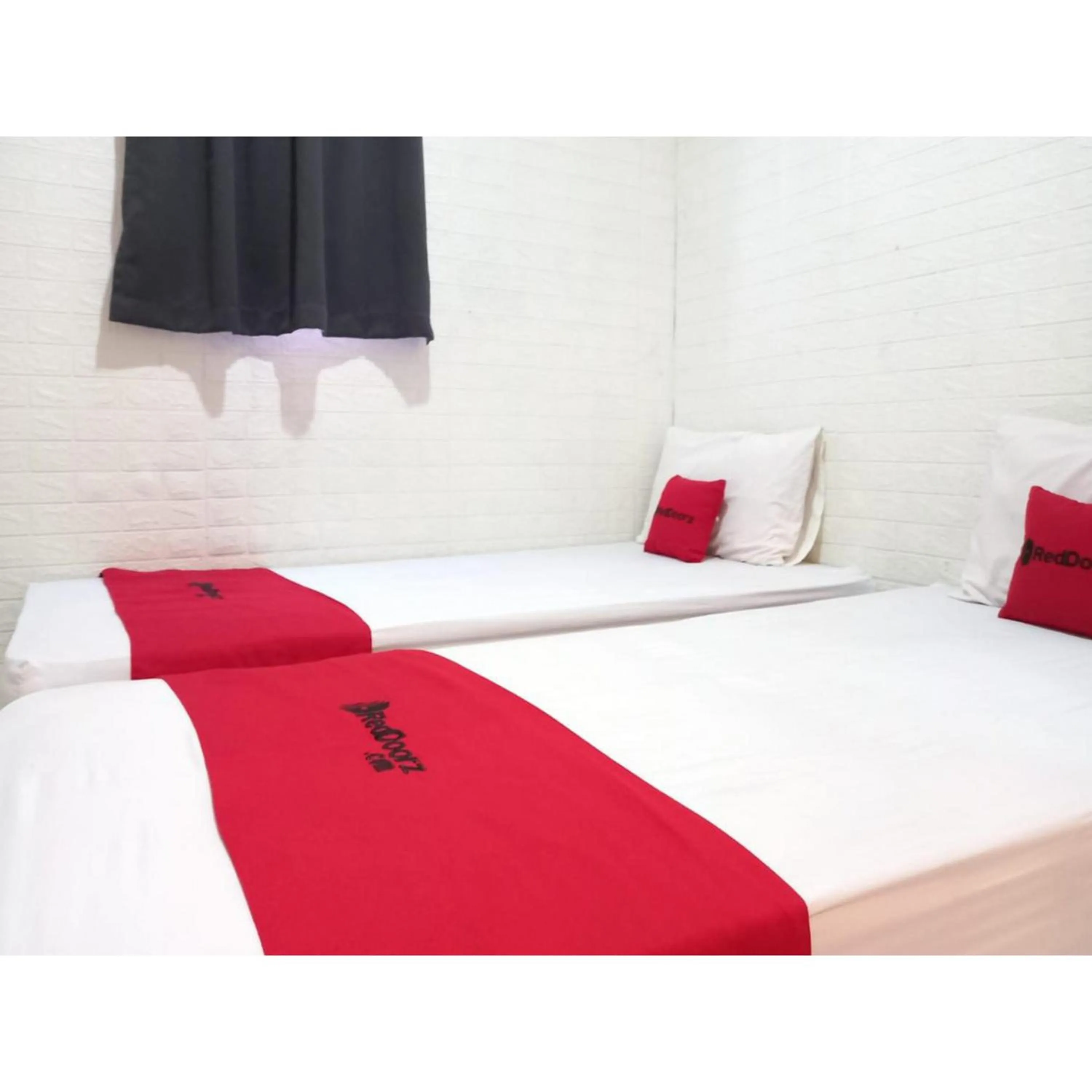 Bedroom, Bed in RedDoorz at Luxury Homestay near Aloha Waru Surabaya