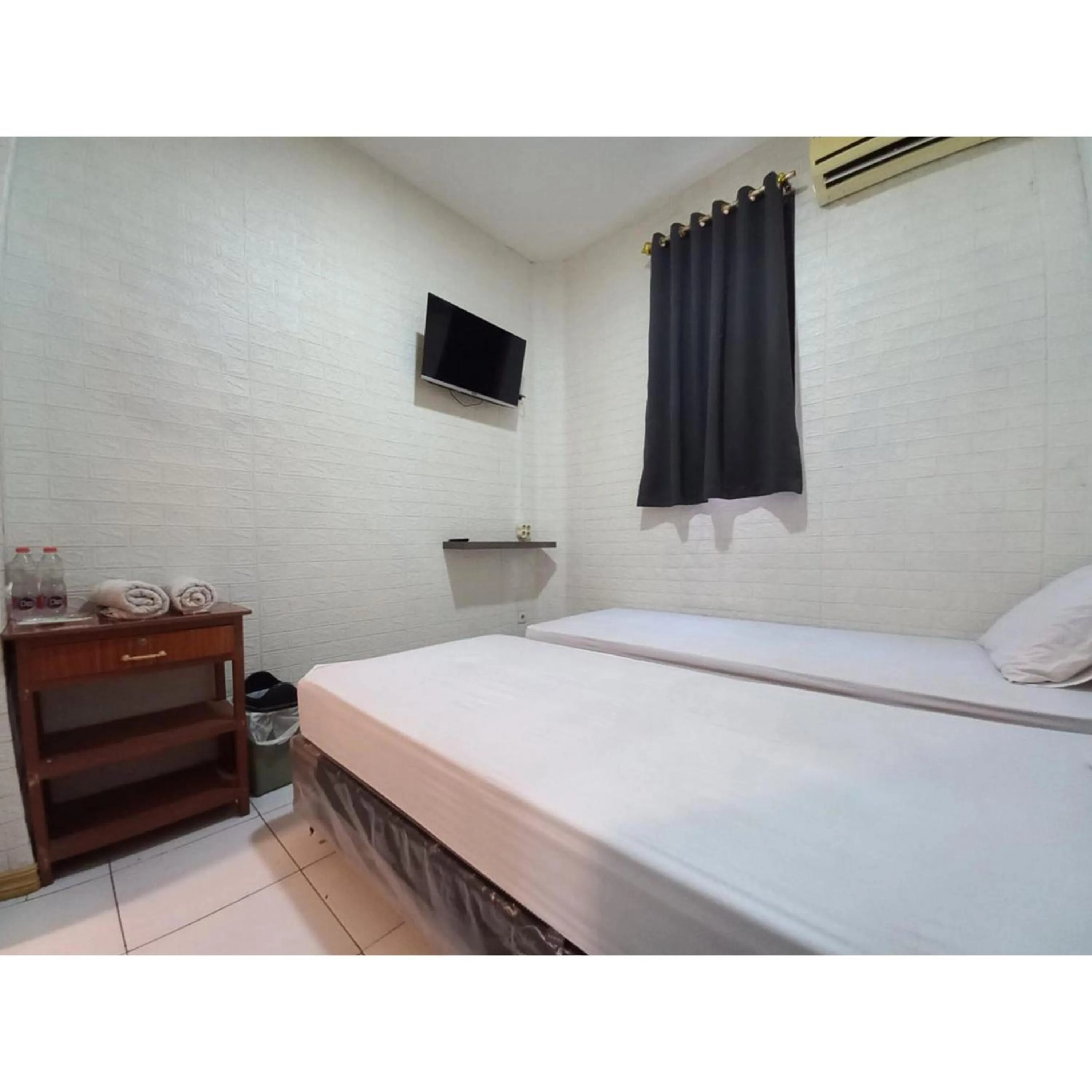 Bedroom, Bed in RedDoorz at Luxury Homestay near Aloha Waru Surabaya