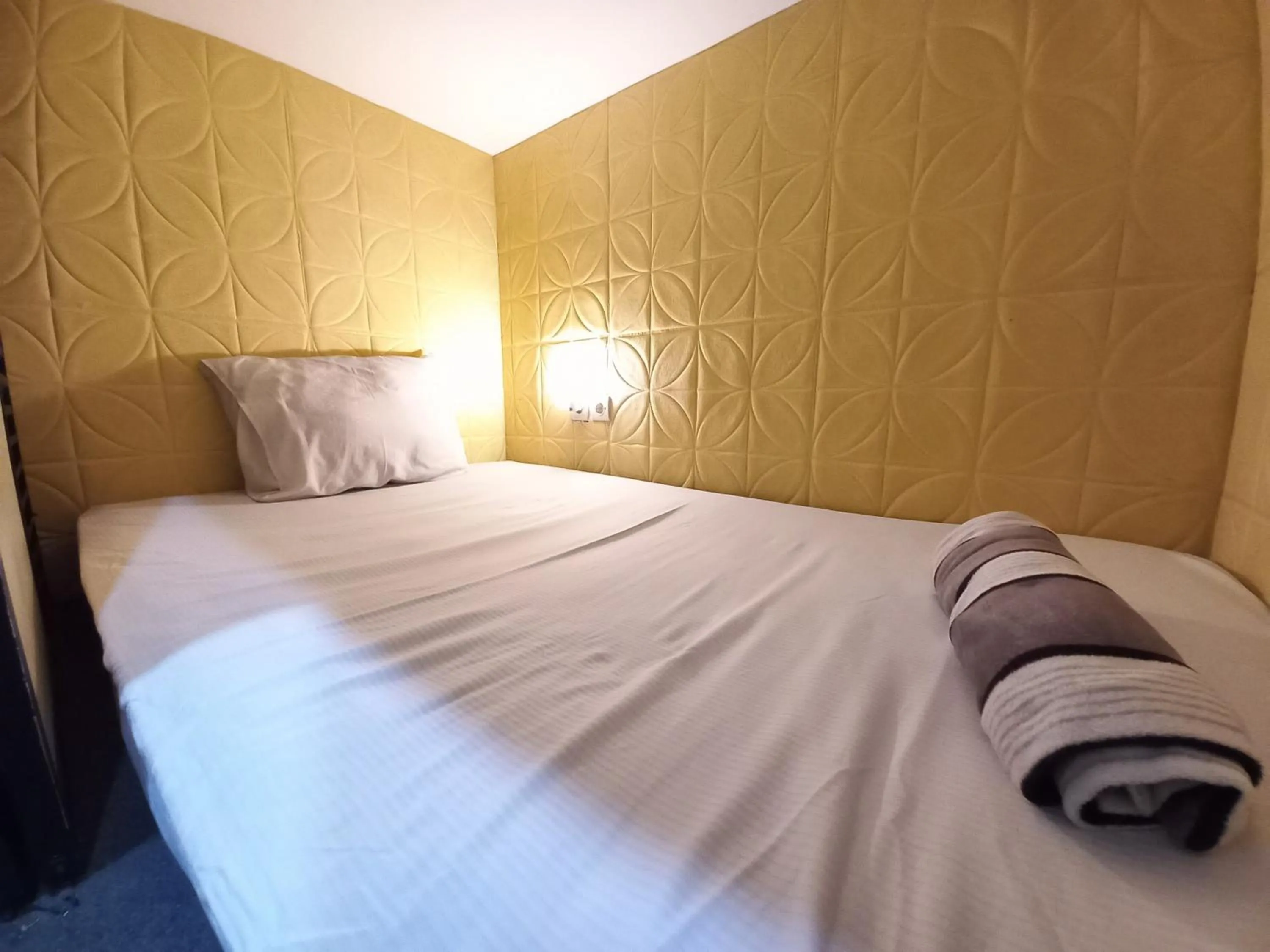 Bedroom, Bed in RedDoorz at Luxury Homestay near Aloha Waru Surabaya