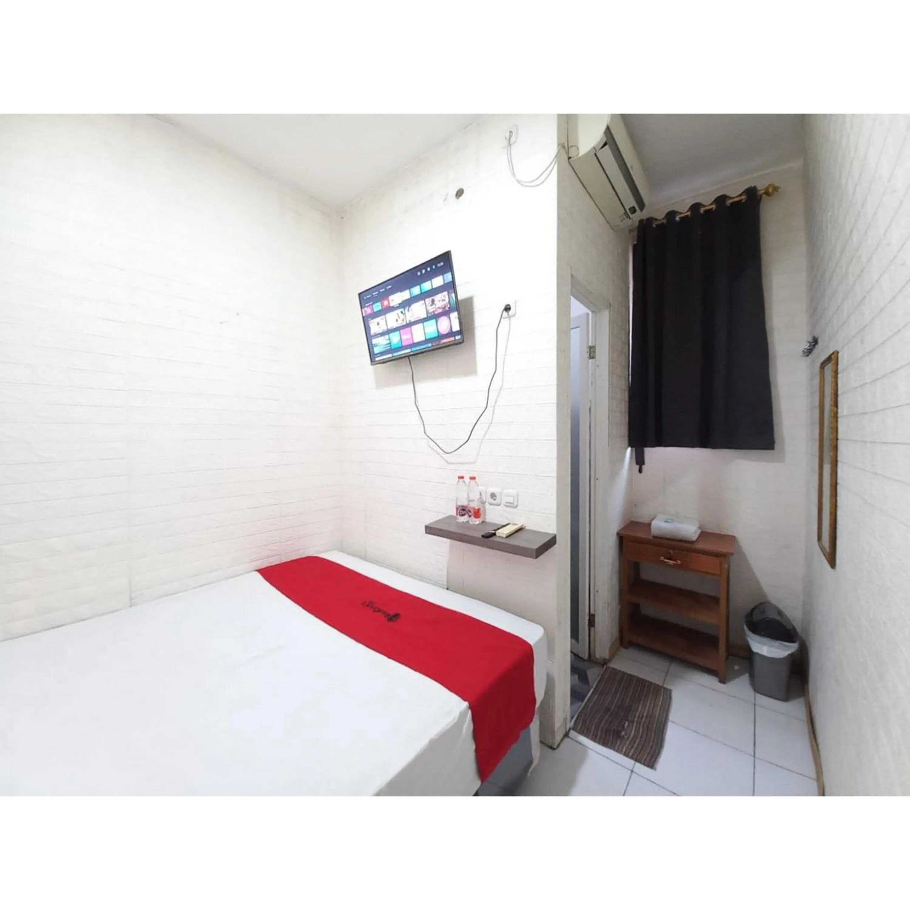 Bedroom, Bed in RedDoorz at Luxury Homestay near Aloha Waru Surabaya