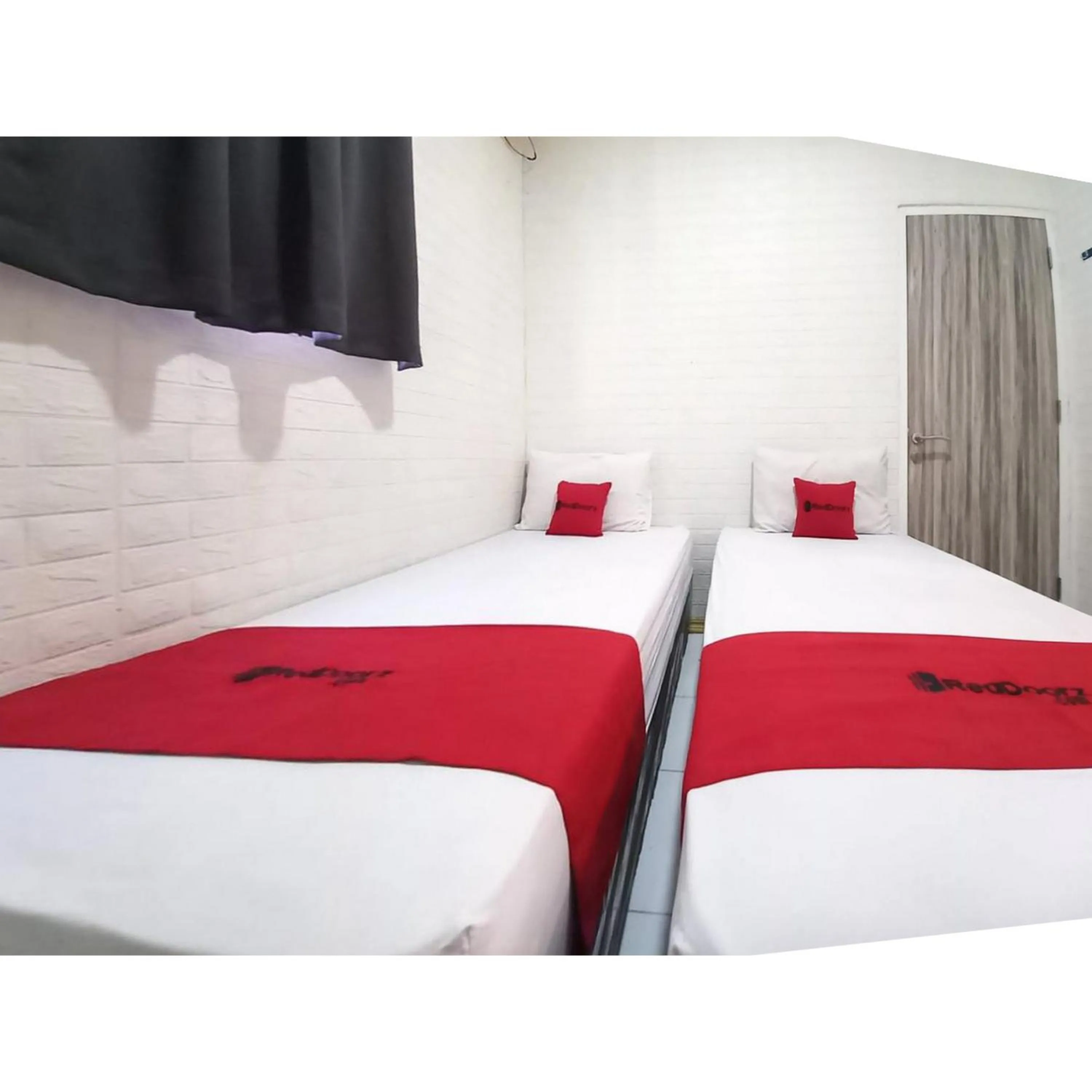 Bedroom, Bed in RedDoorz at Luxury Homestay near Aloha Waru Surabaya