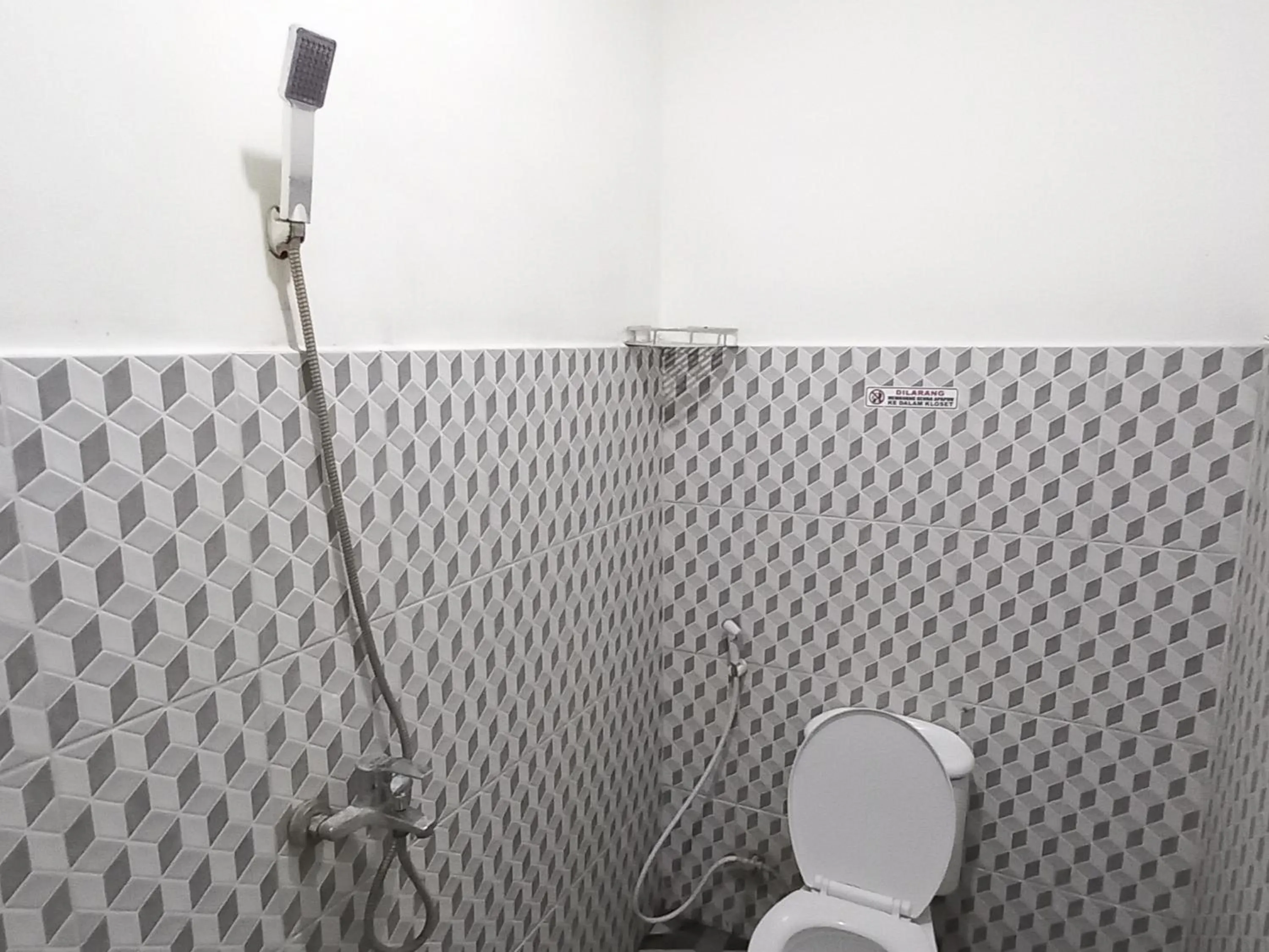 Bathroom in RedDoorz at Luxury Homestay near Aloha Waru Surabaya