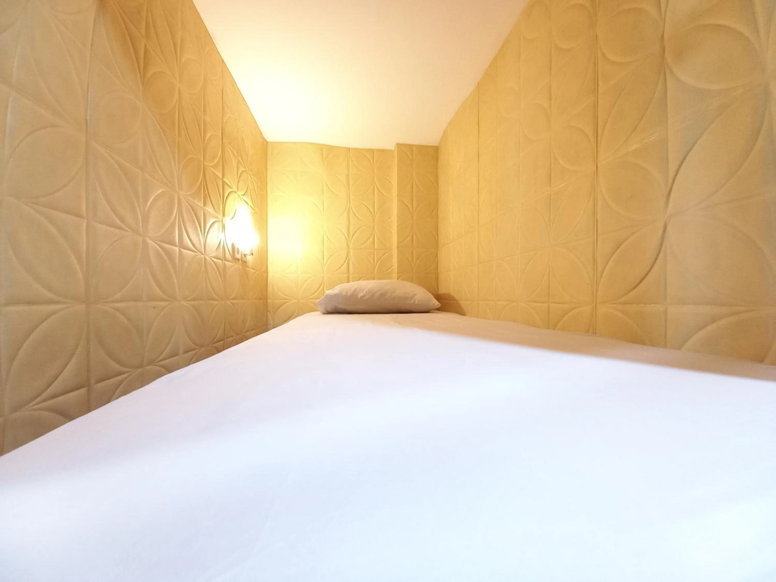 Bedroom, Bed in RedDoorz at Luxury Homestay near Aloha Waru Surabaya