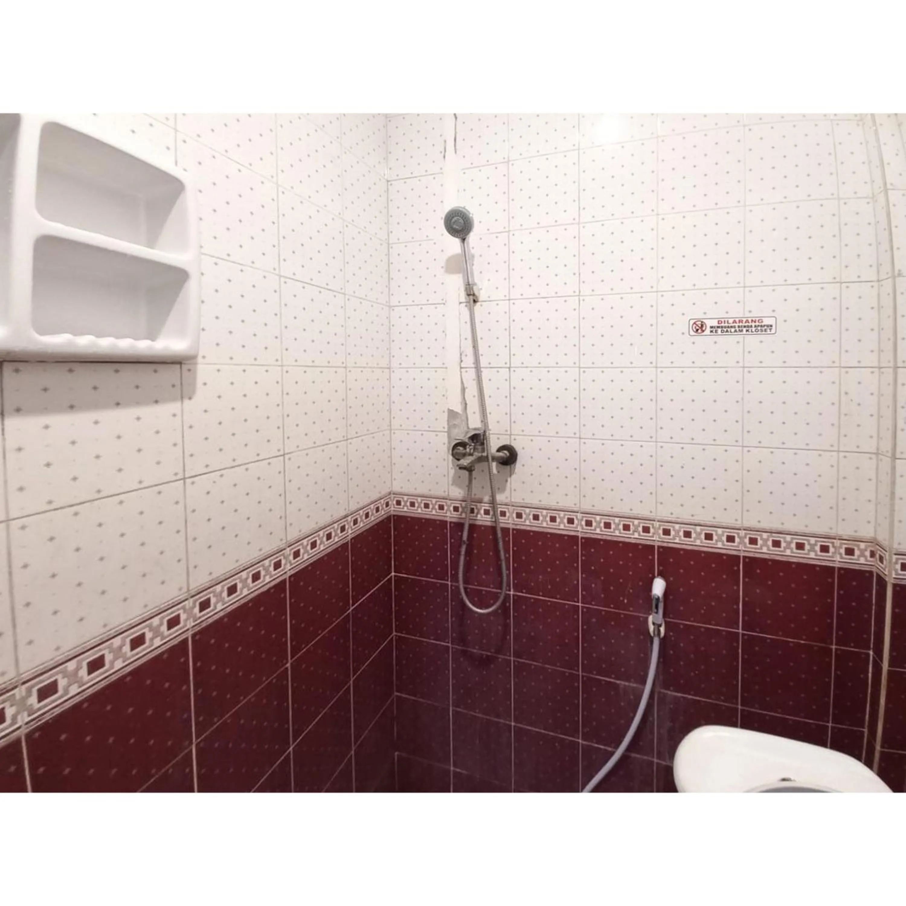 Bathroom in RedDoorz at Luxury Homestay near Aloha Waru Surabaya